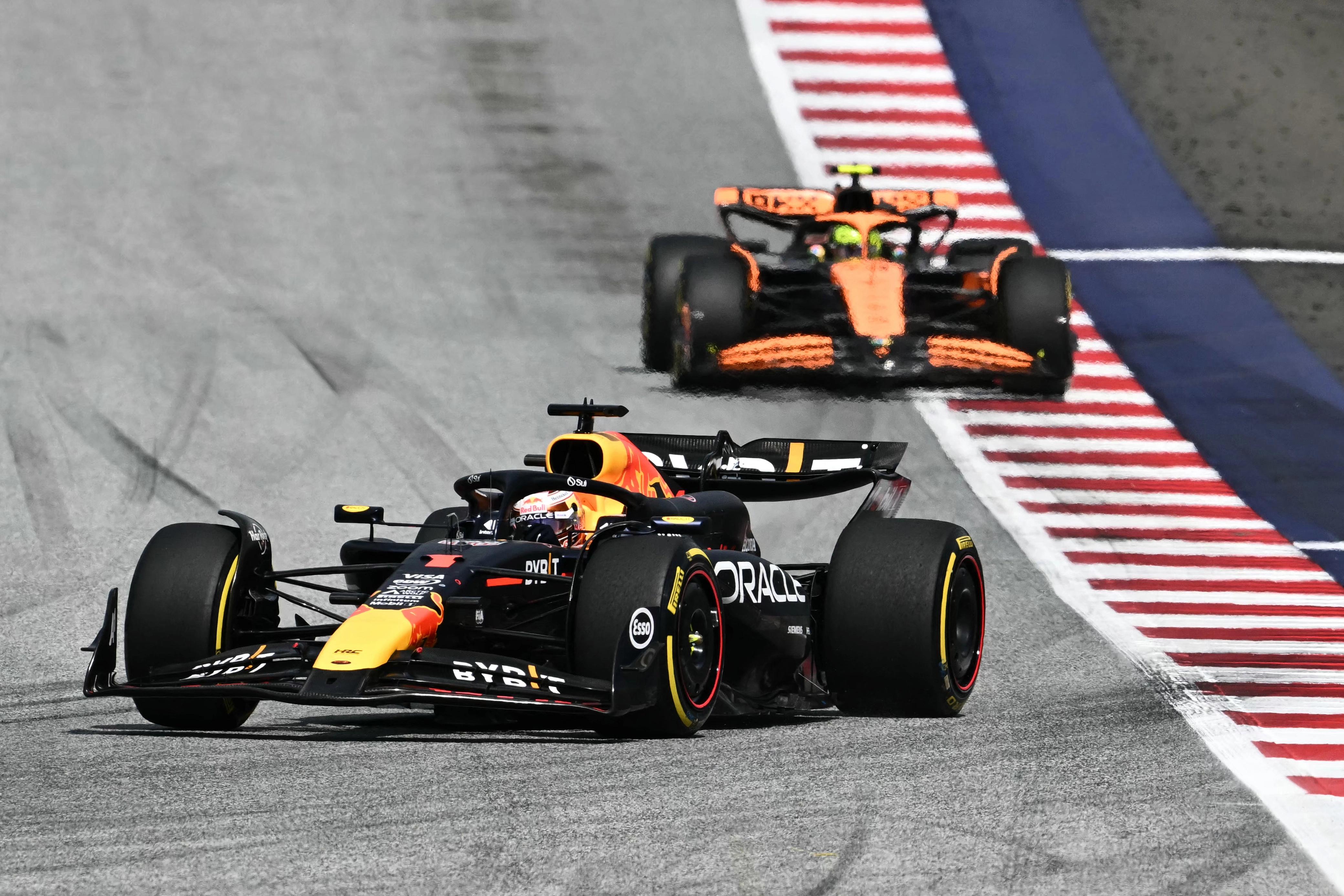 Imagem de Lando Norris e Max Verstappen durante o GP da Áustria