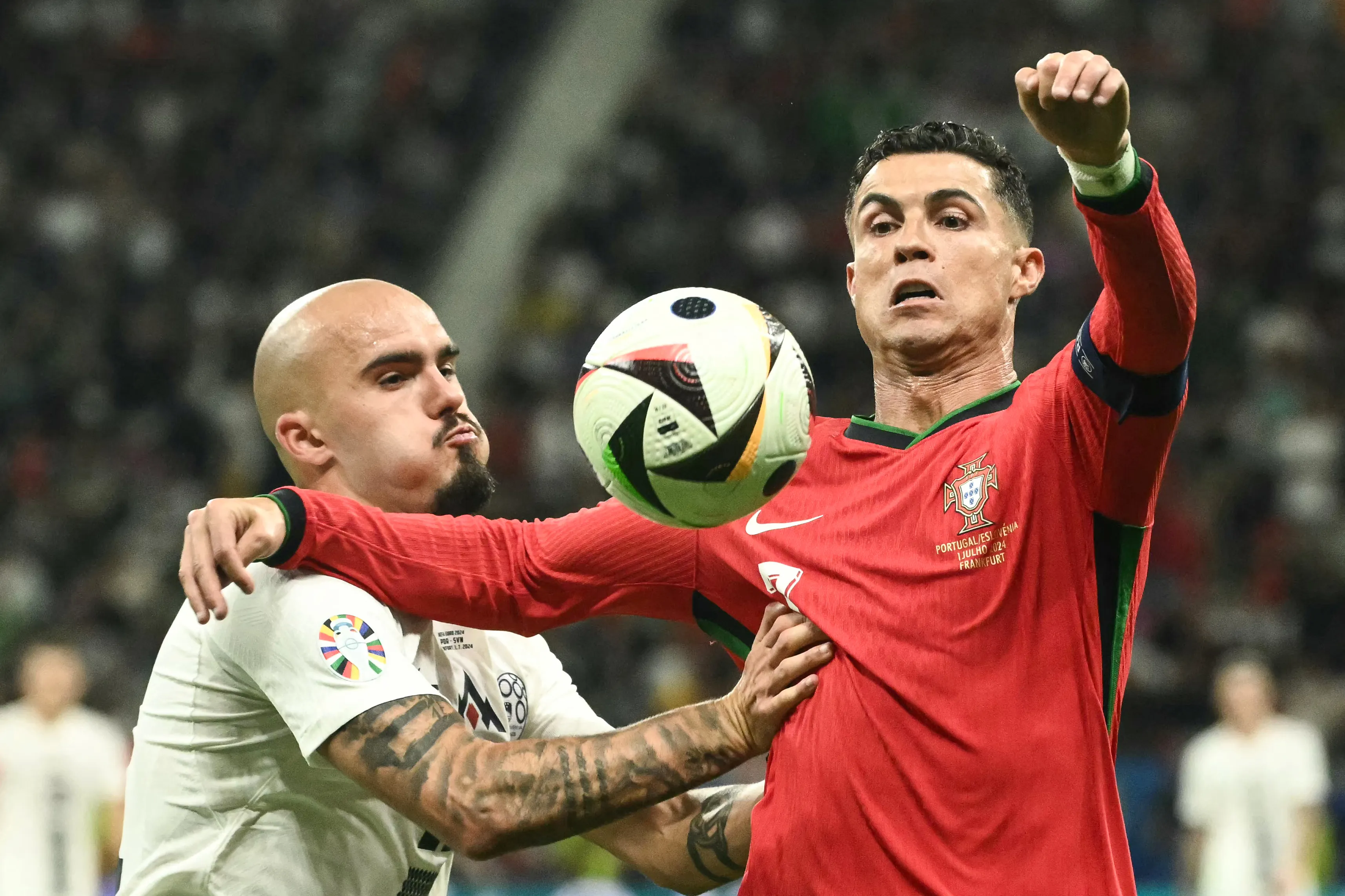 Cristiano Ronaldo tenta superar a retranca da Eslovênia