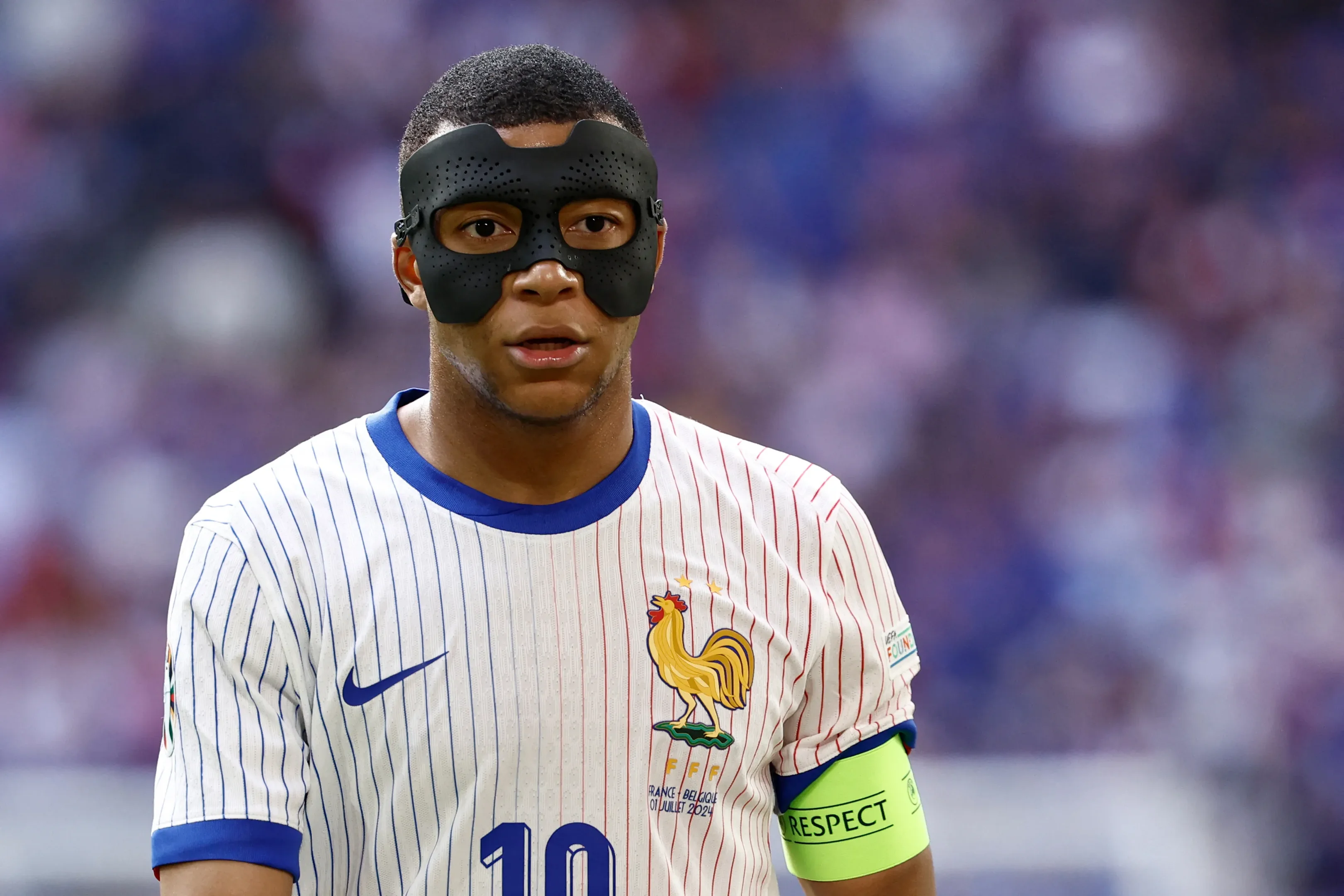 Mbappé joga usando uma máscara de proteção na Euro 2024