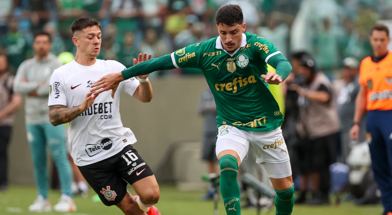 Imagem de jogadores do Corinthians e Palmeiras em disputa de bola