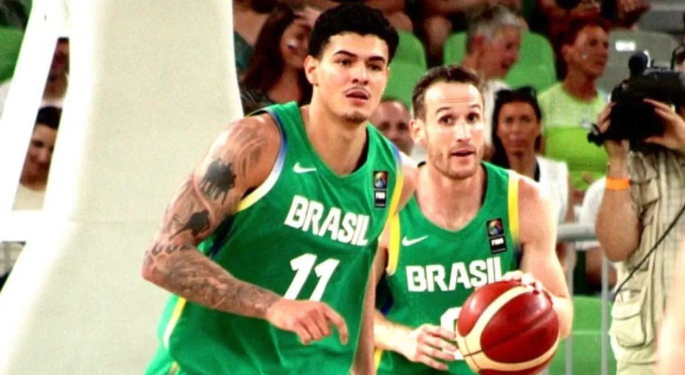 Imagem da seleção brasileira de basquete masculino em ação, com destaque para Gui Santos