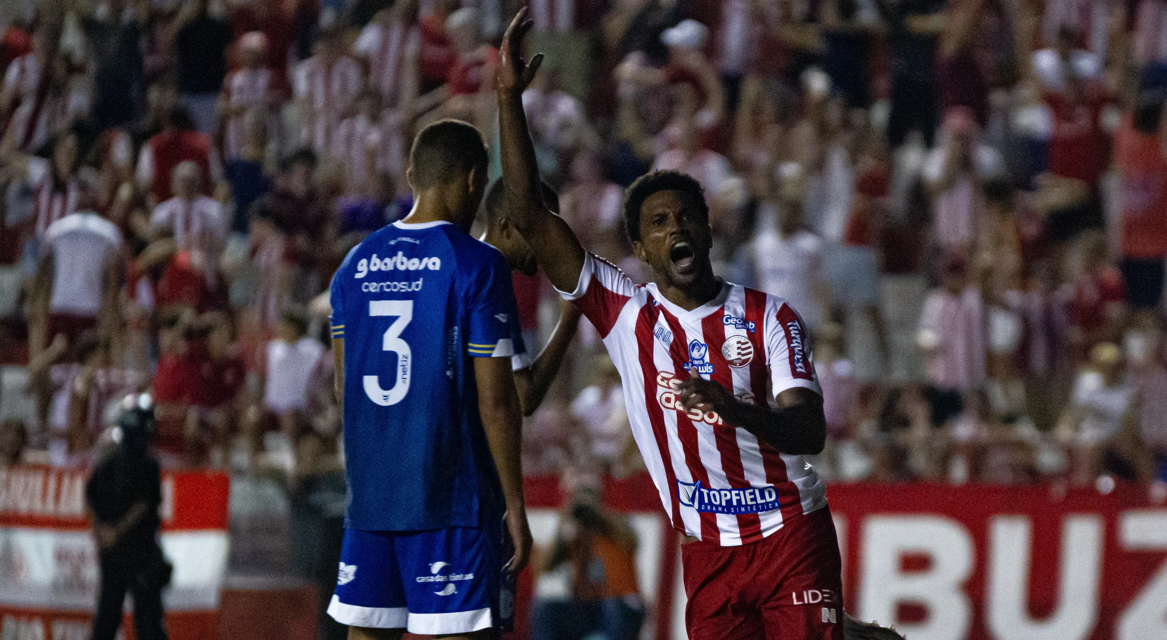 Imagem do atacante Bruno Mezenga comemorando um dos gols pelo N&aacute;utico na &uacute;ltima rodada da S&eacute;rie C