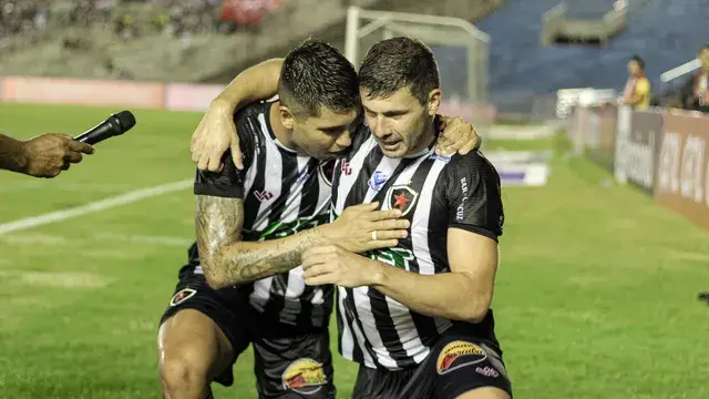 Imagem ilustra jogadores do Botafogo-PB comemorando gol