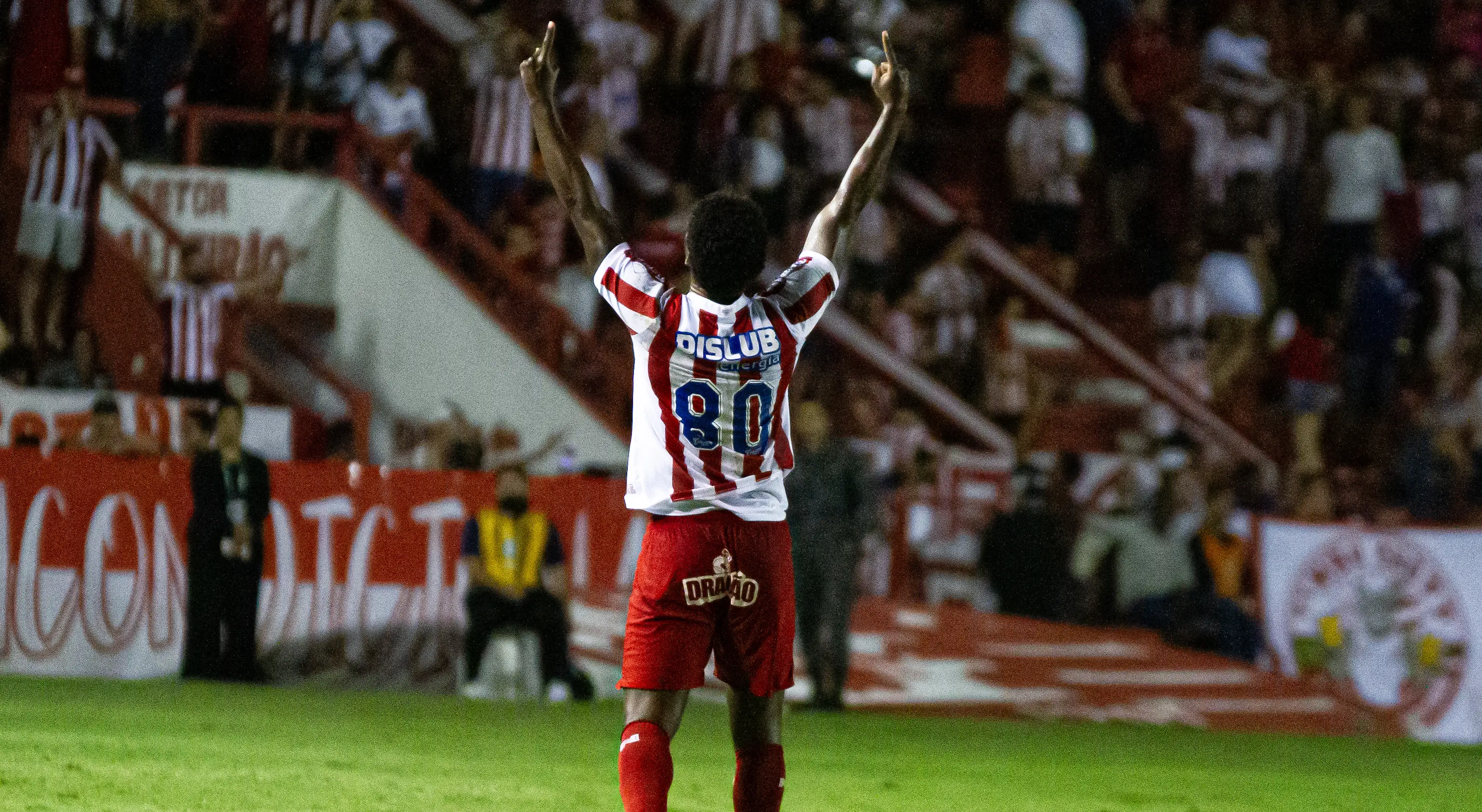 Imagem do atacante do Náutico, Bruno Mezenga, autor dos gols da vitória sobre o Confiança