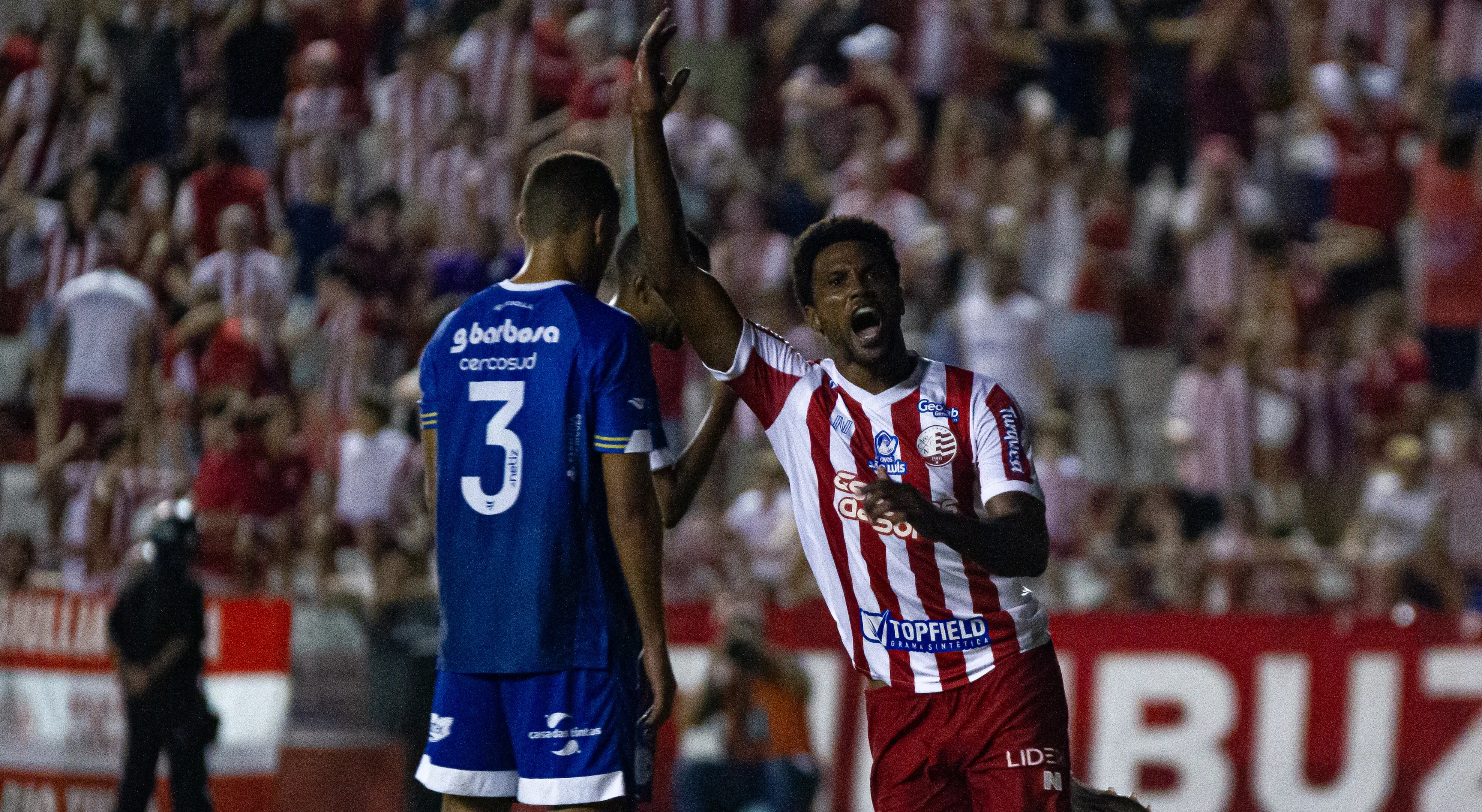 Imagem do atacante Bruno Mezenga comemorando um dos gols do Náutico sobre o Confiança
