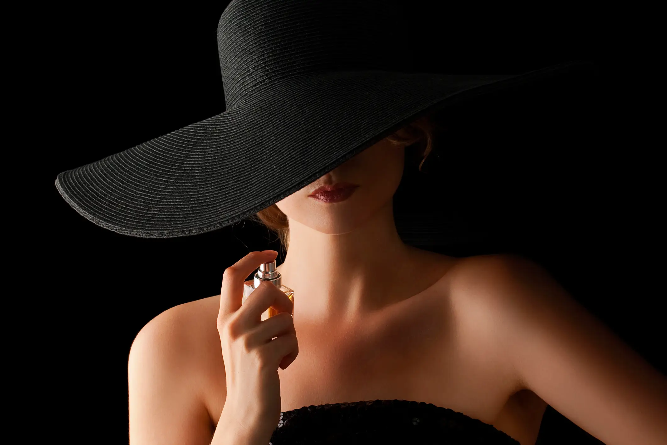 Imagem ilustrativa de mulher misteriosa com ar sex passando perfume