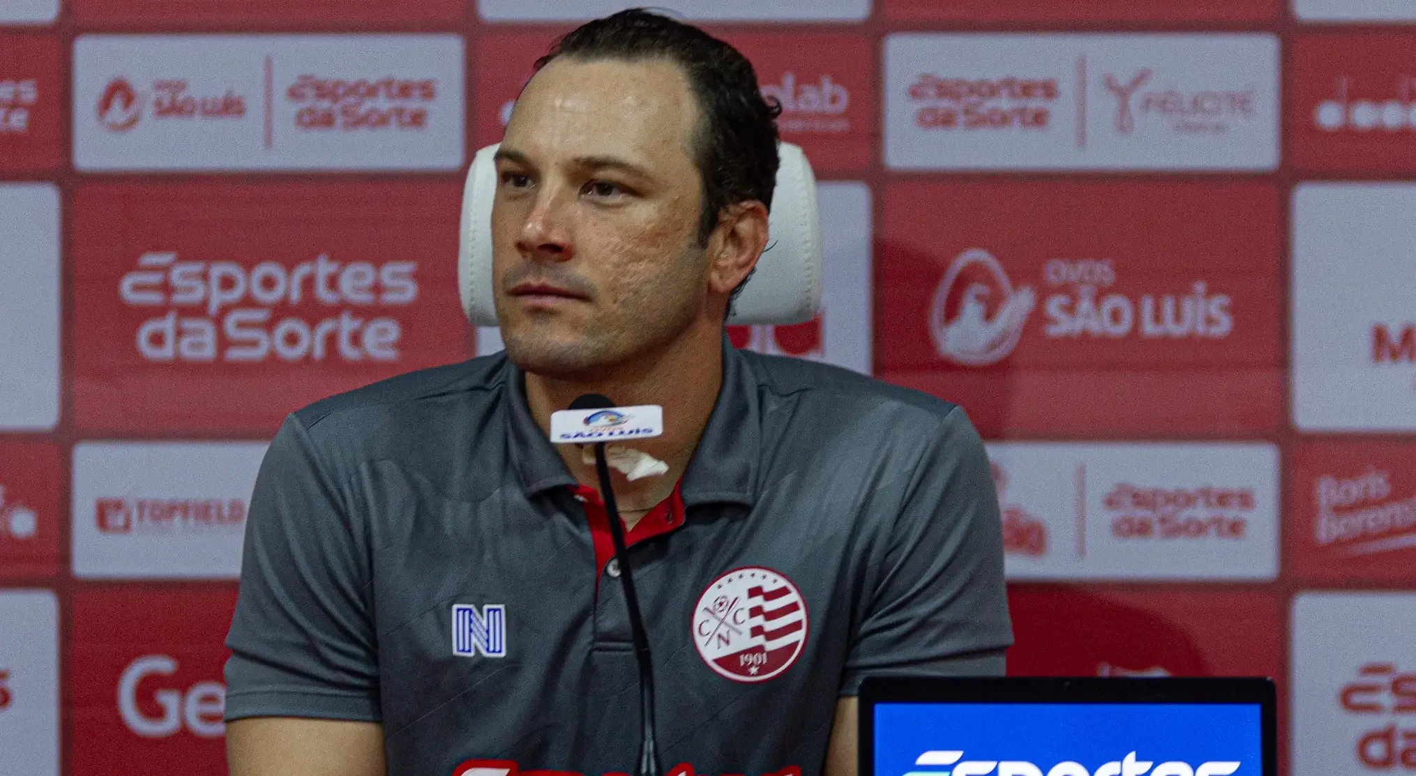 Imagem do técnico Bruno Pivetti na entrevista coletiva após vitória do Náutico pela Série C