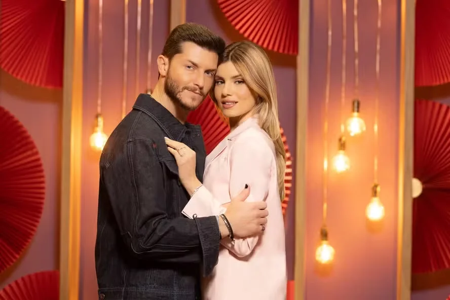 Imagem do casal de atores e apresentadores "Casamento às Cegas" Klebber Toledo e Camila Queiroz.