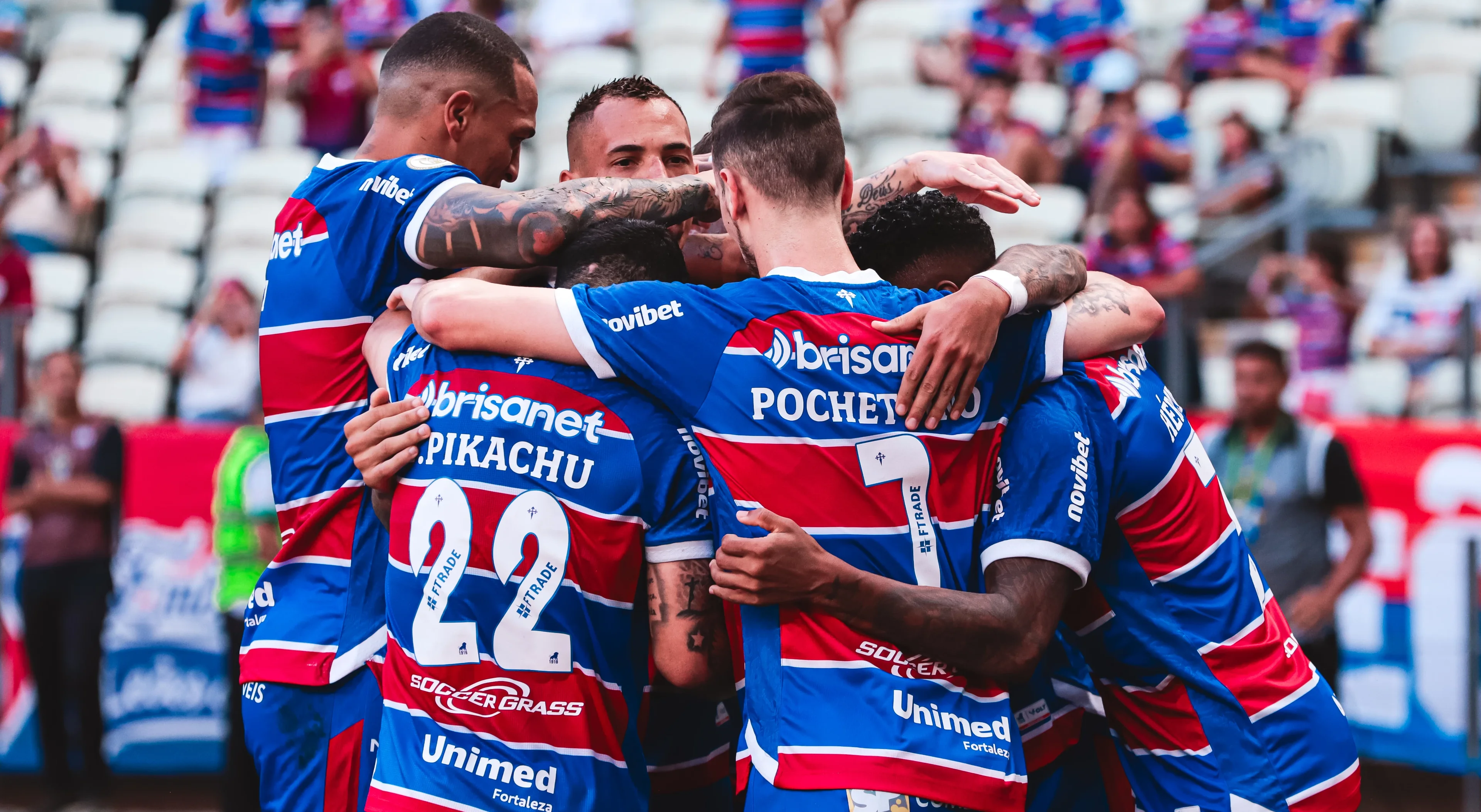 Jogadores do Fortaleza reunidos comemorando gol marcado