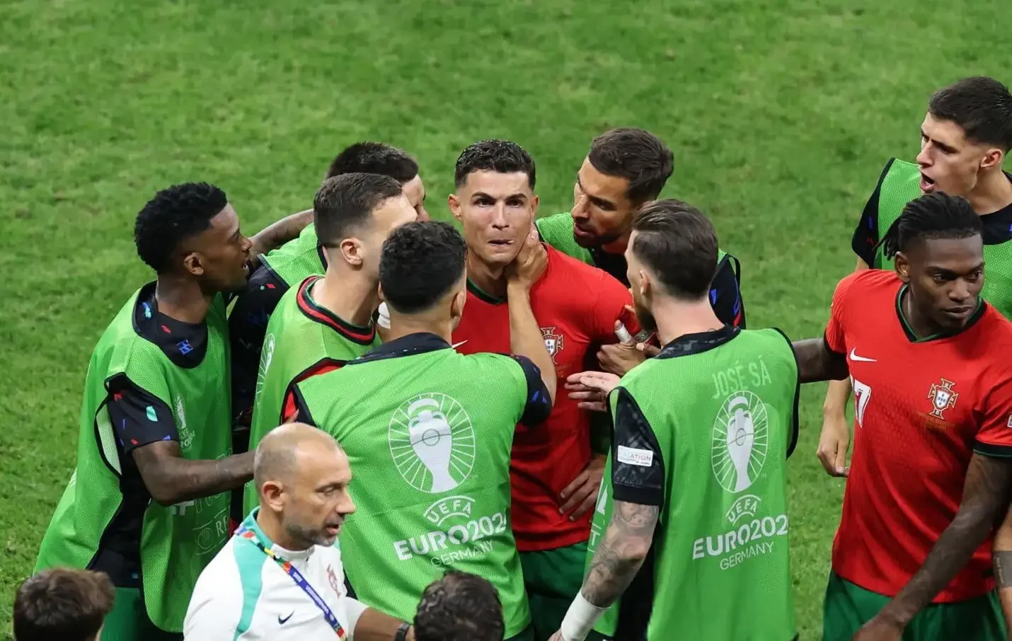 Cristiano Ronaldo é apoiado pelos seus companheiros de Portugal