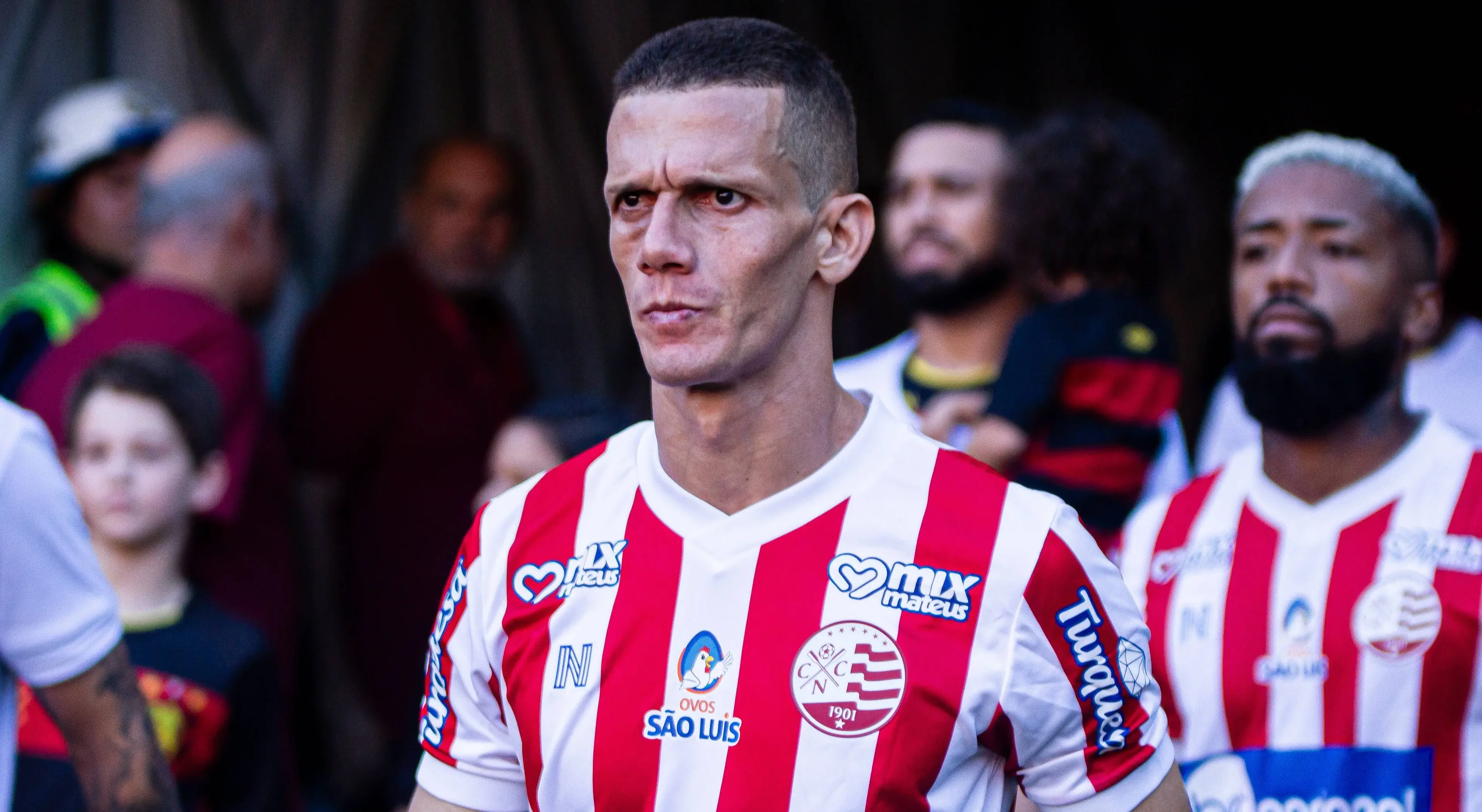 Imagem do zagueiro Jo&eacute;cio, titular na zaga do N&aacute;utico, entrando em campo com a camisa alvirrubra