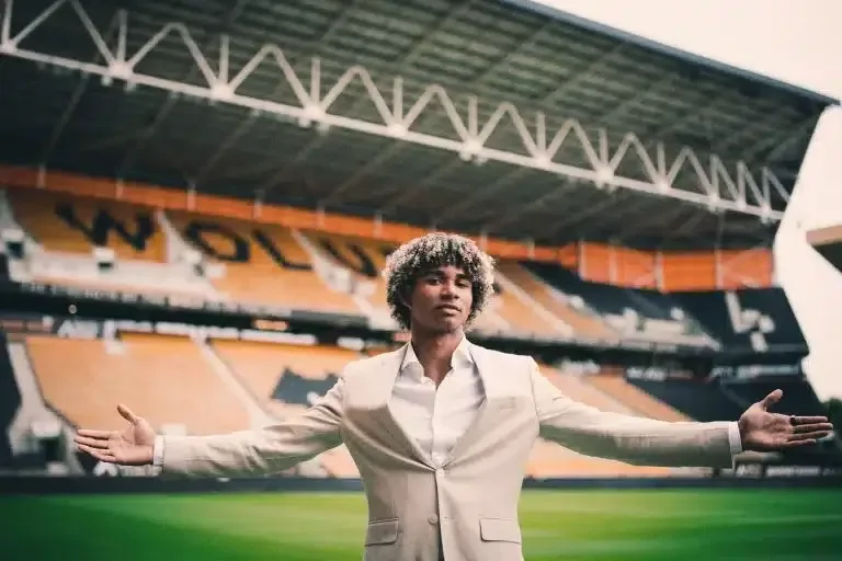 Imagem ilustra Pedro Lima de terno dentro do estádio do Wolves