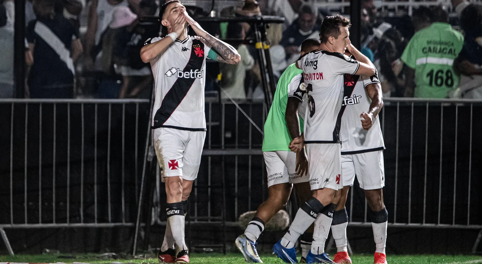 Vegetti celebra gol pelo Vasco ao lado dos companheiros de equipe