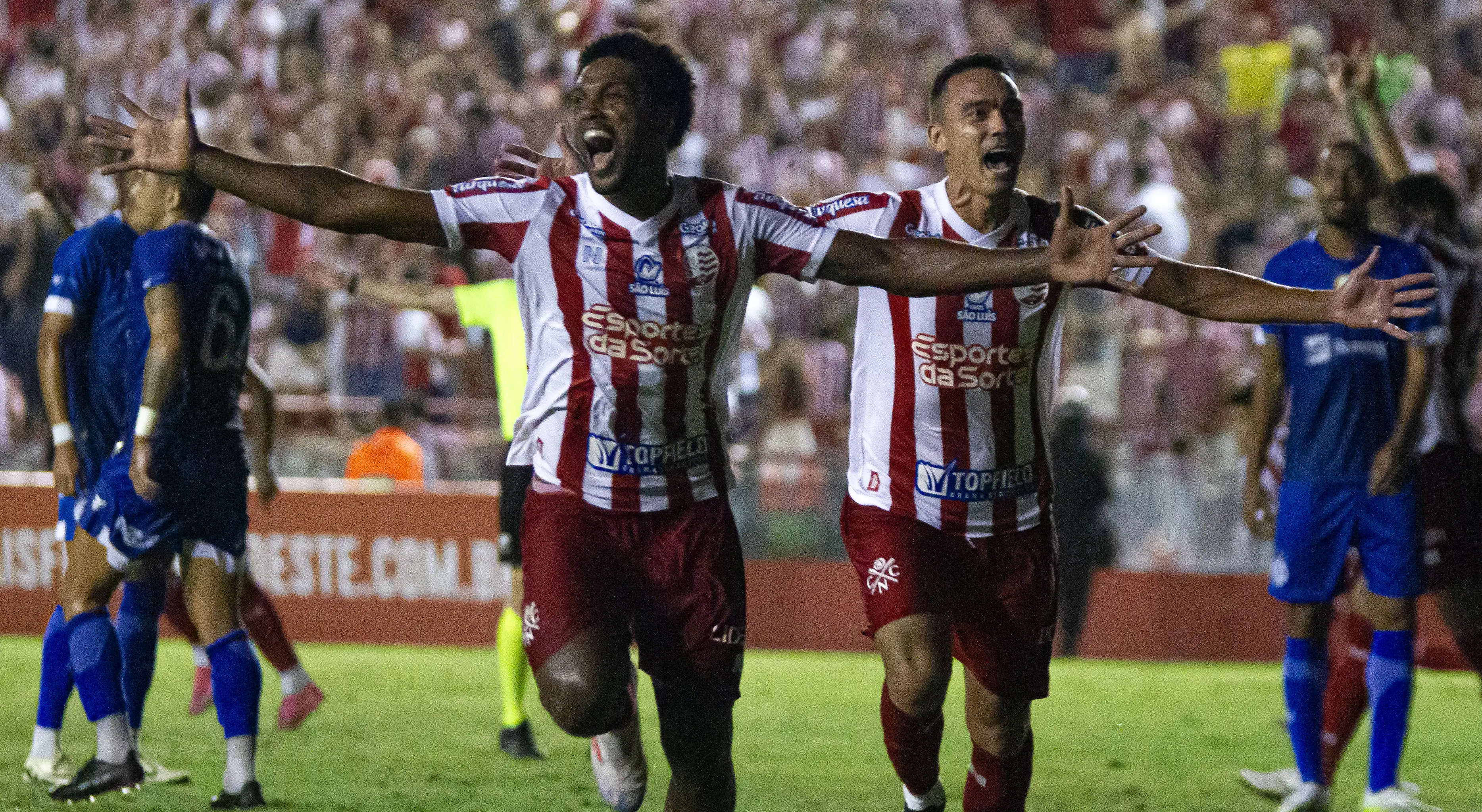 Imagem do atacante Bruno Mezenga comemorando gol no jogo entre Náutico x Confiança