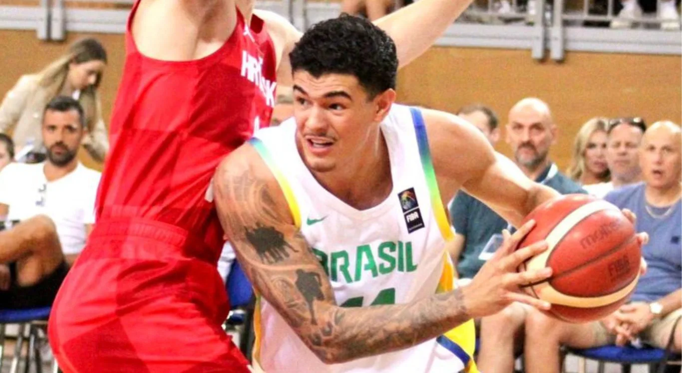 Imagem de Gui Santos em ação pela seleção brasileira de basquete
