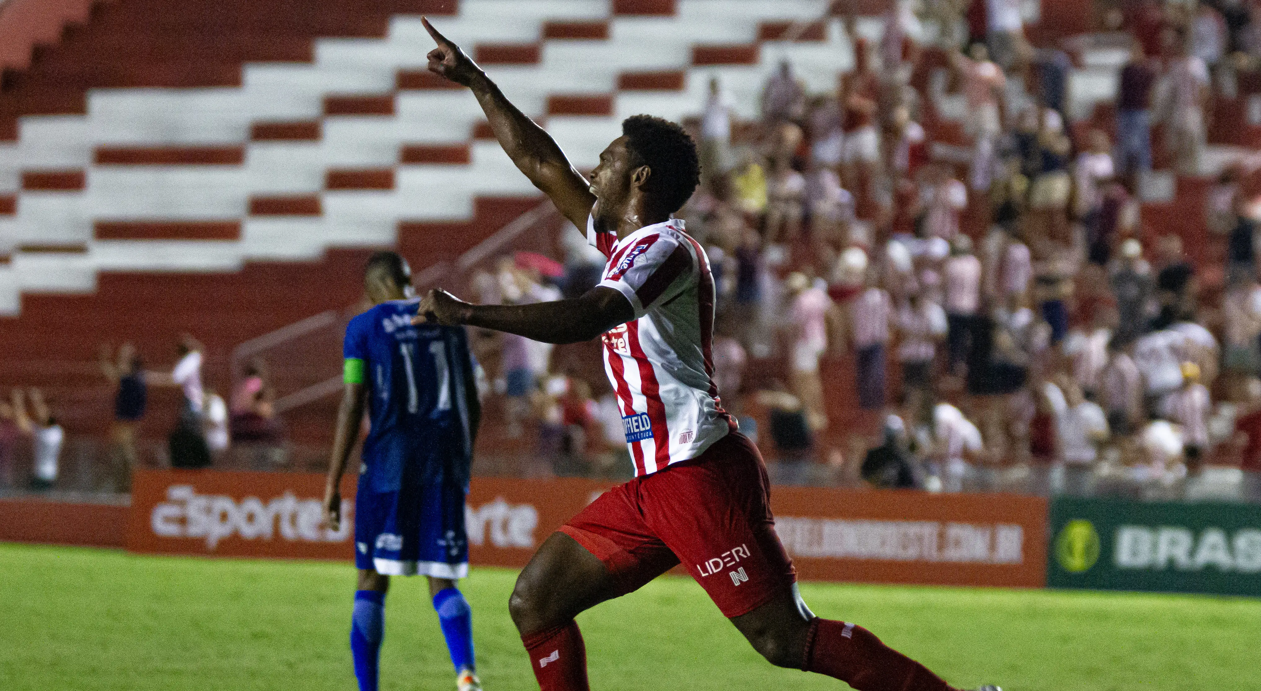 Imagem do atacante Bruno Mezenga, do Náutico, comemorando um gol