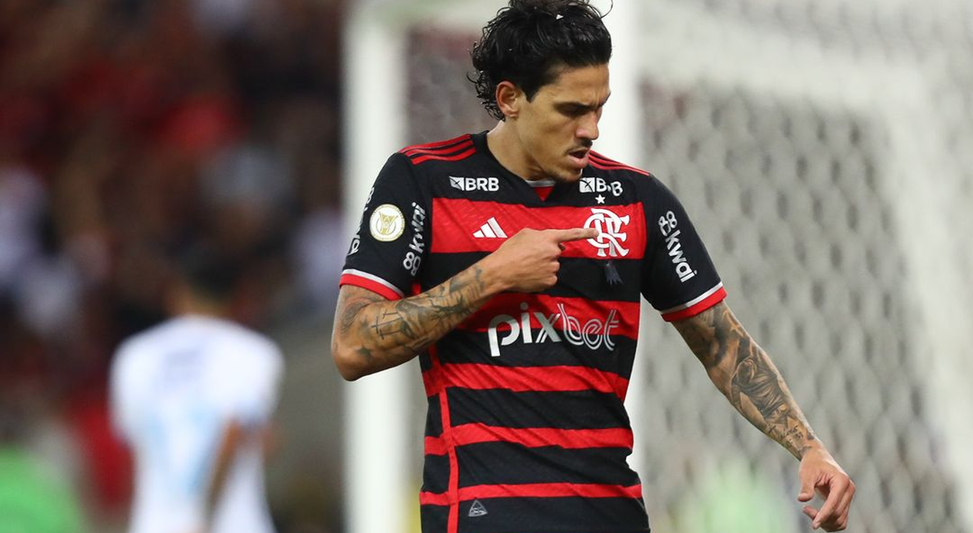 Imagem de Pedro apontando para o escudo do Flamengo