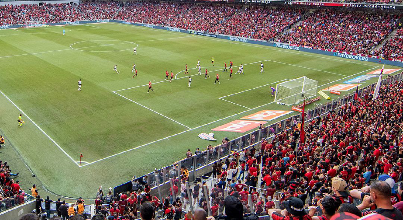 Imagem da Ligga Arena lotada em jogo do Athletico-PR