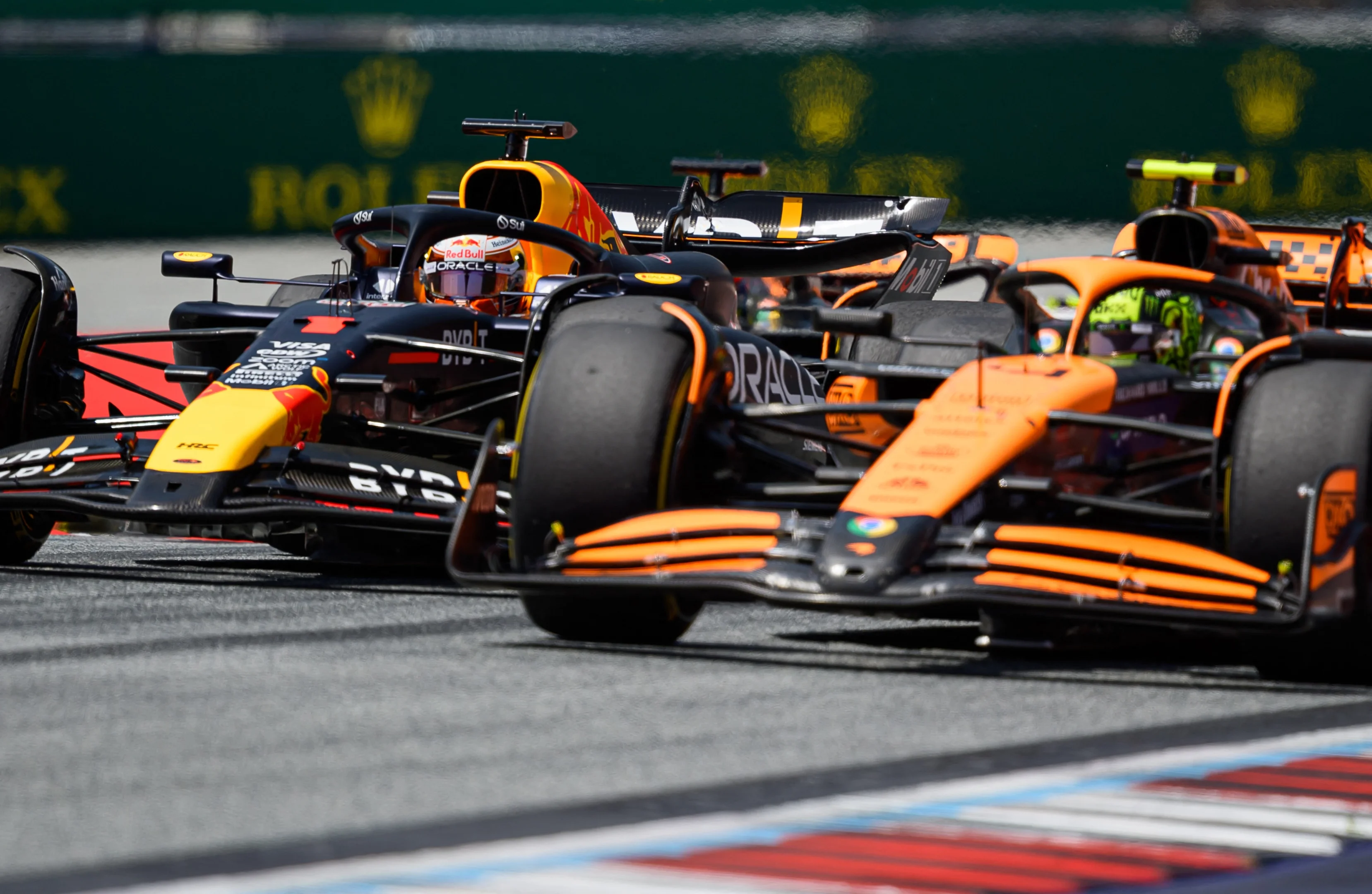 Imagem dos carros das equipes McLaren e Red Bull