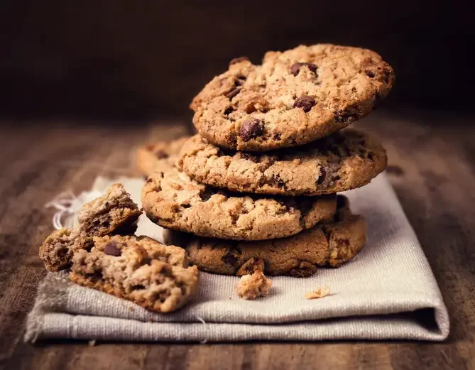 Imagem de cookies de chocolate fit.