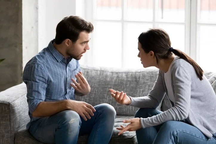 Jovem casal de família estressado discutindo, culpando um ao outro