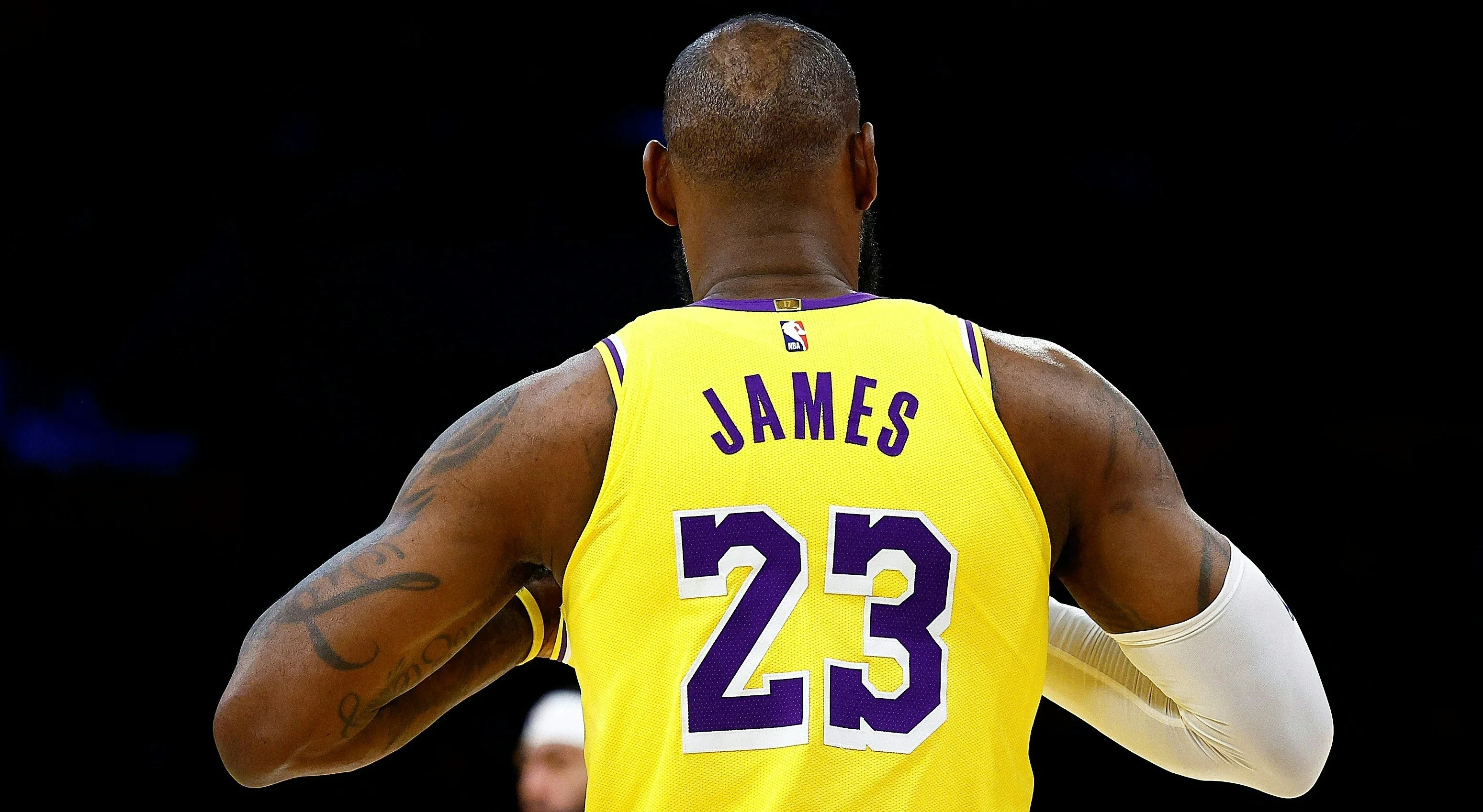 LeBron James de costas mostrando nome e número da camisa utilizada por ele no Los Angeles Lakers