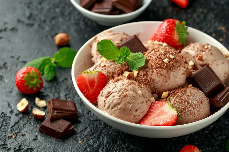 Imagem do sorvete de chocolate com morango fit.