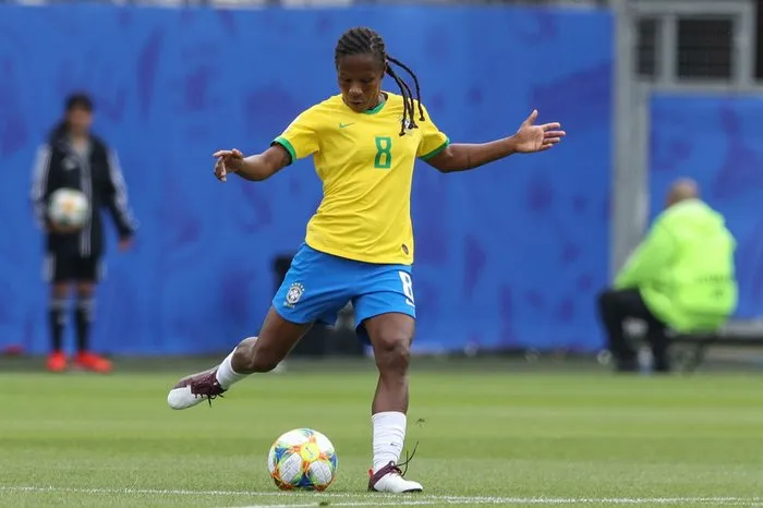 Imagem da jogadora Formiga atuando pela seleção brasileira