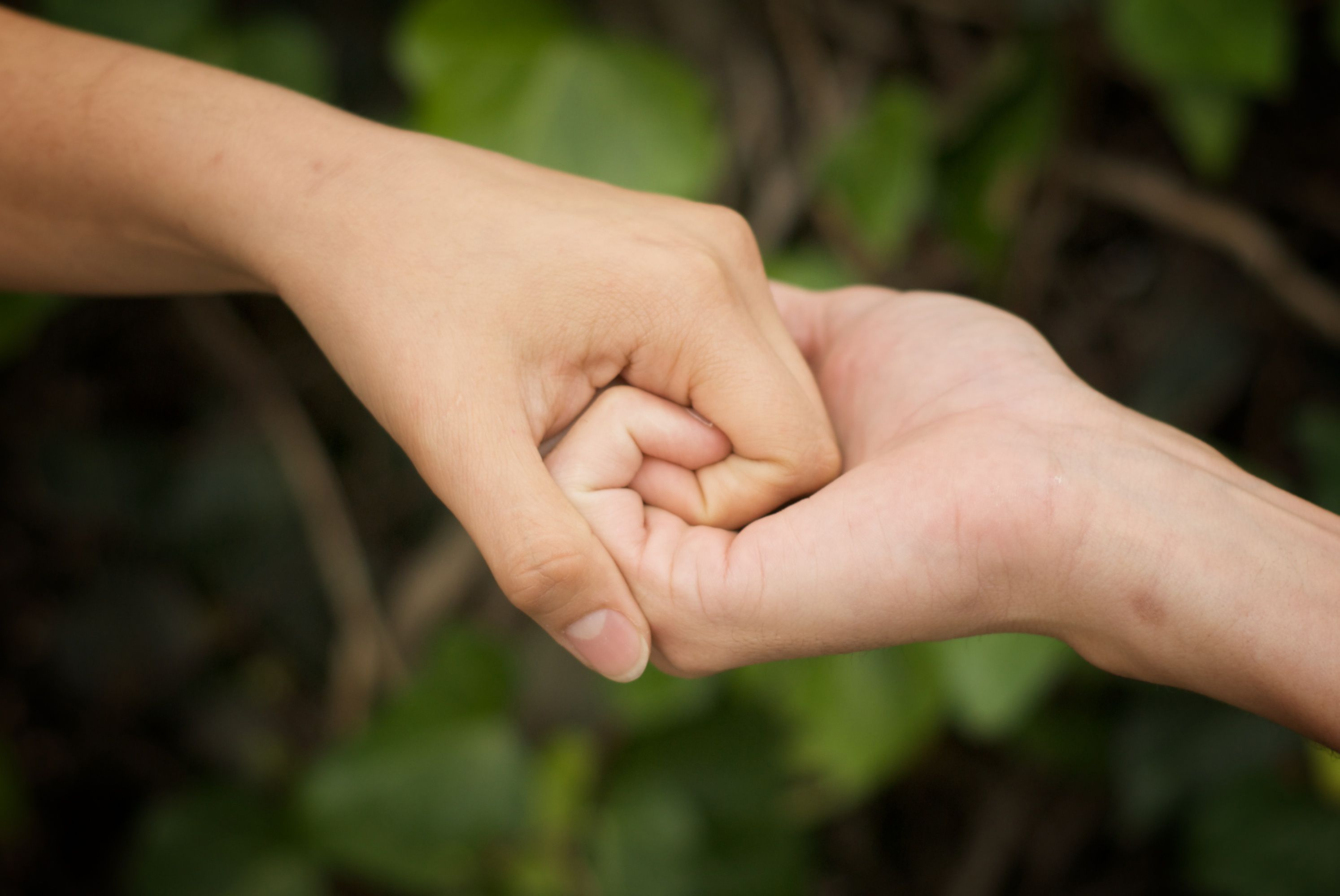 Imagem de duas mãos entrelaçadas, representando parceria.