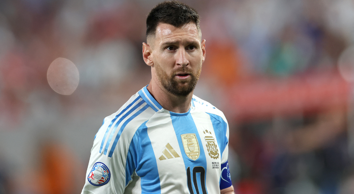 Imagem de Lionel Messi atento em jogo da Argentina