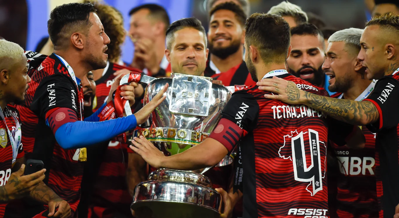 Imagem de jogadores do Flamengo com a taça da Copa do Brasil