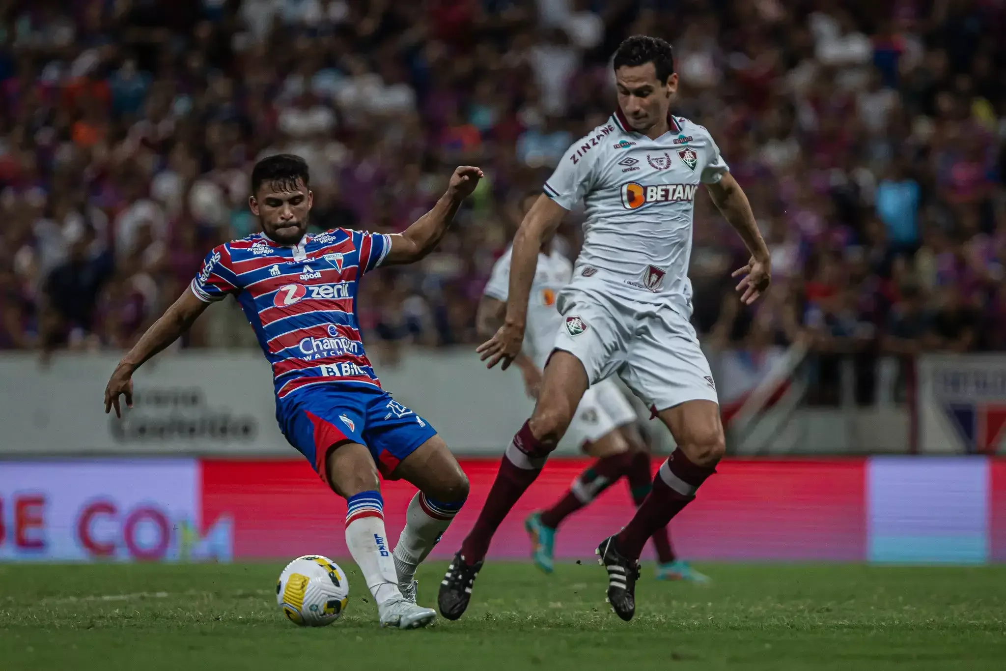 Imagem ilustra jogadores do Fortaleza e Fluminense disputando bola