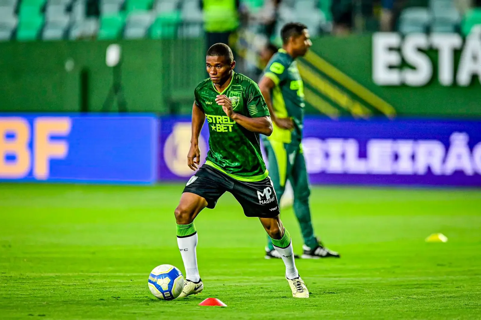 Imagem do América-MG aquecendo em campo