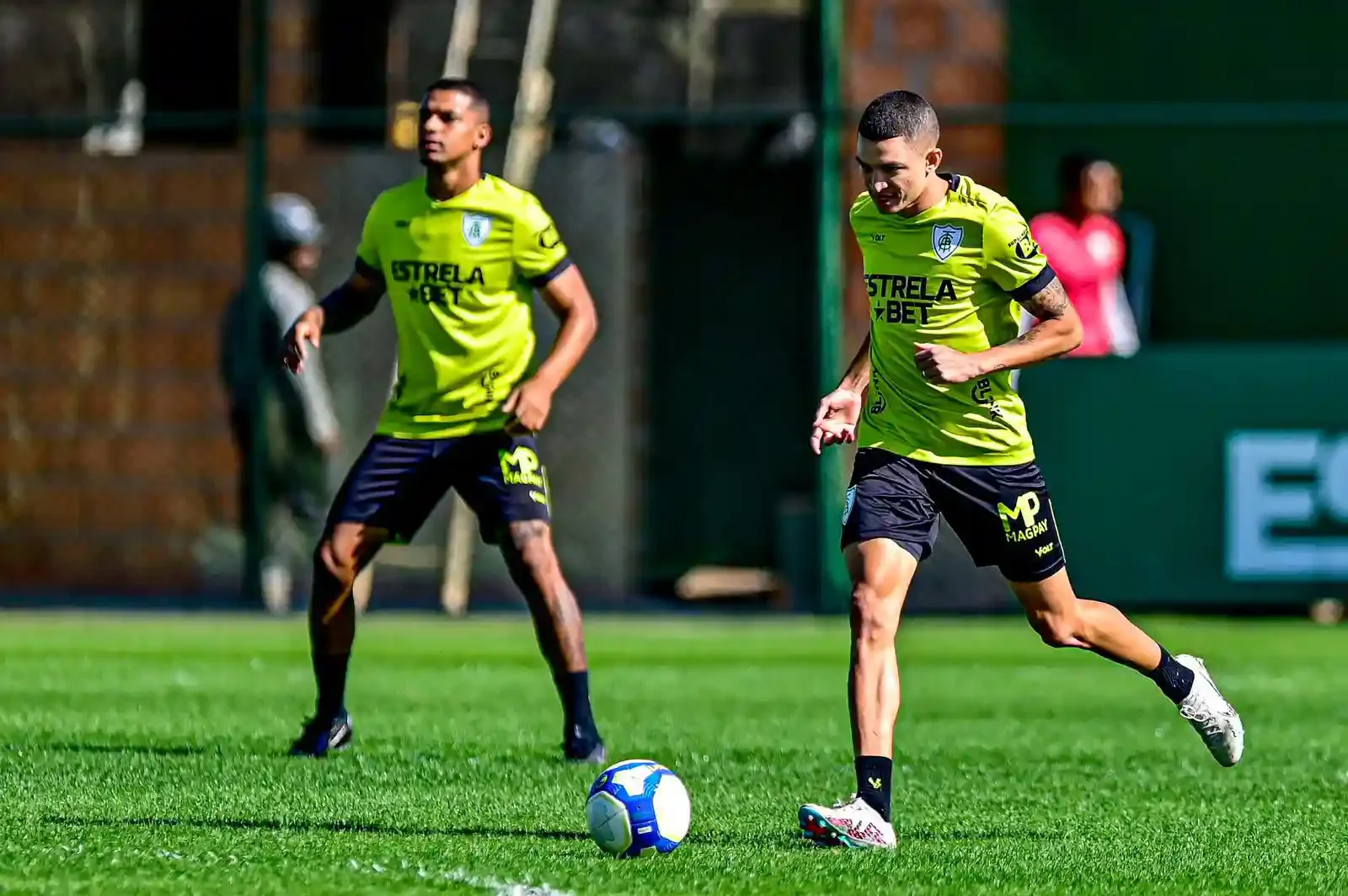 Imagem do time do América-MG em treinamento