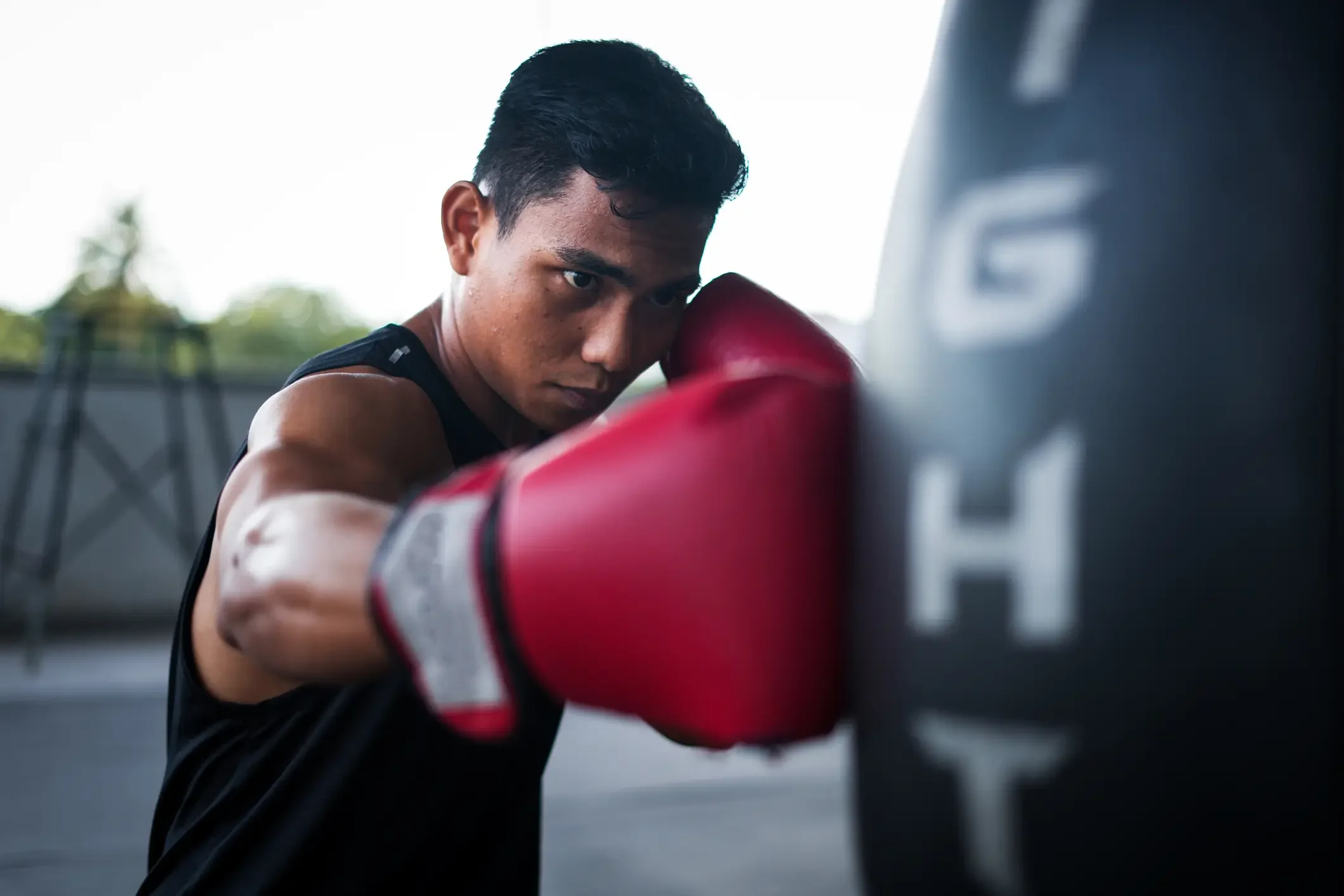 Atleta em aula de boxe