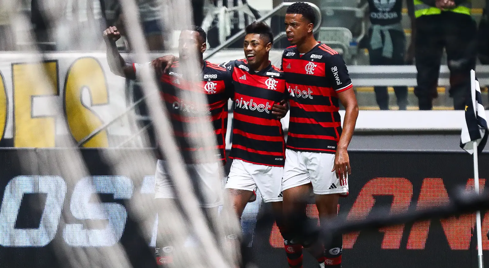 Imagem de Bruno Henrique comemorando um dos gols pelo Flamengo sobre o Atlético-MG junto aos companheiros