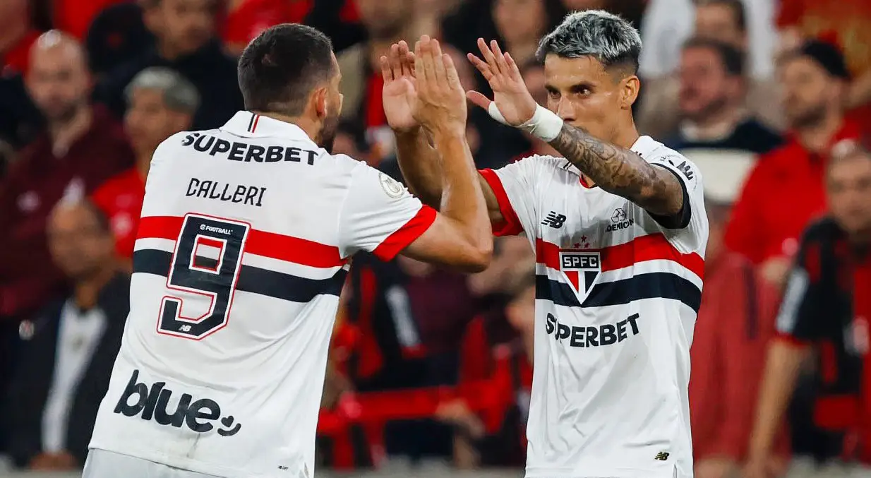 Imagem de Calleri e Ferrira comemorando um dos gols do São Paulo sobre o Athletico-PR
