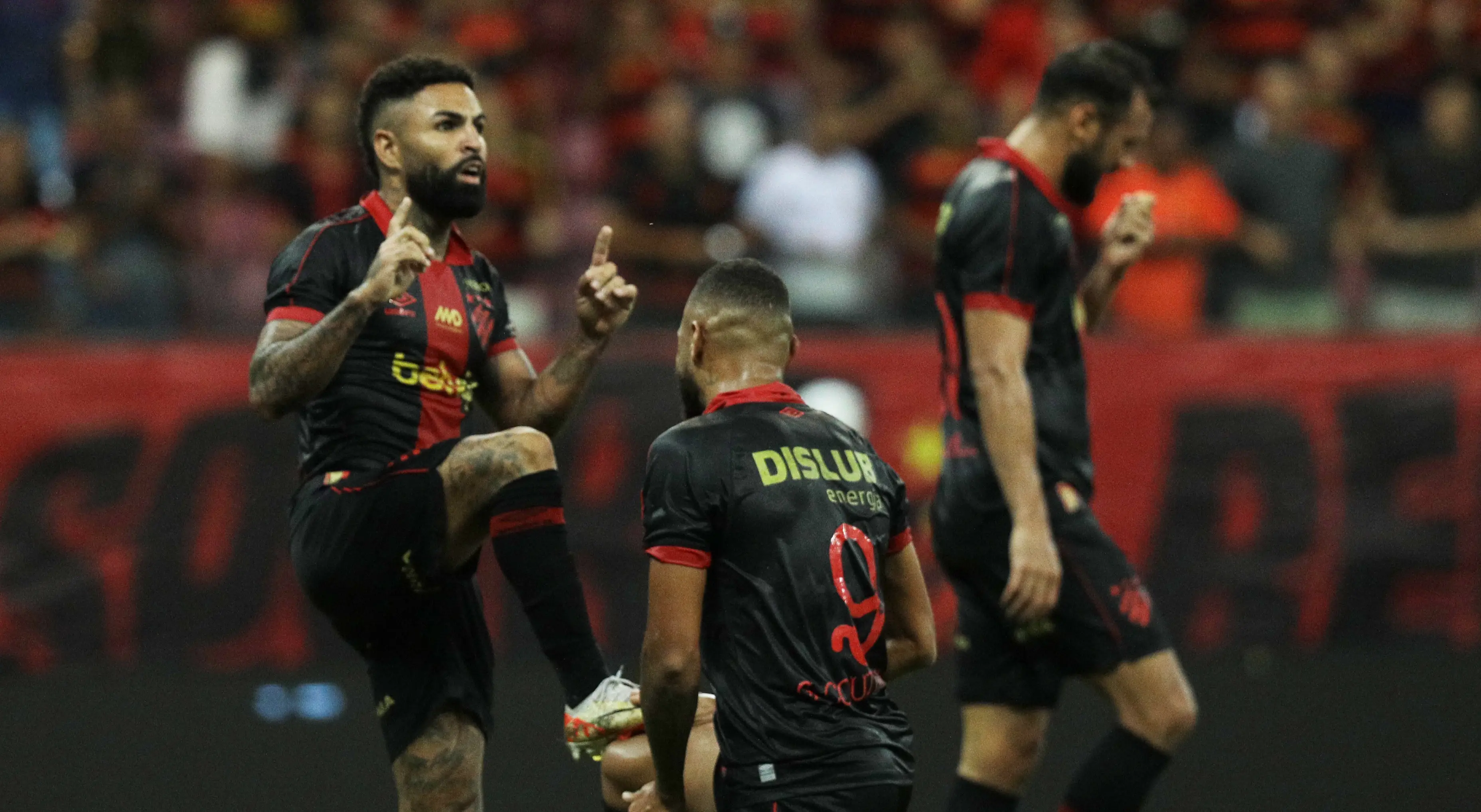 Imagem do atacante Romarinho comemorando gol pelo Sport