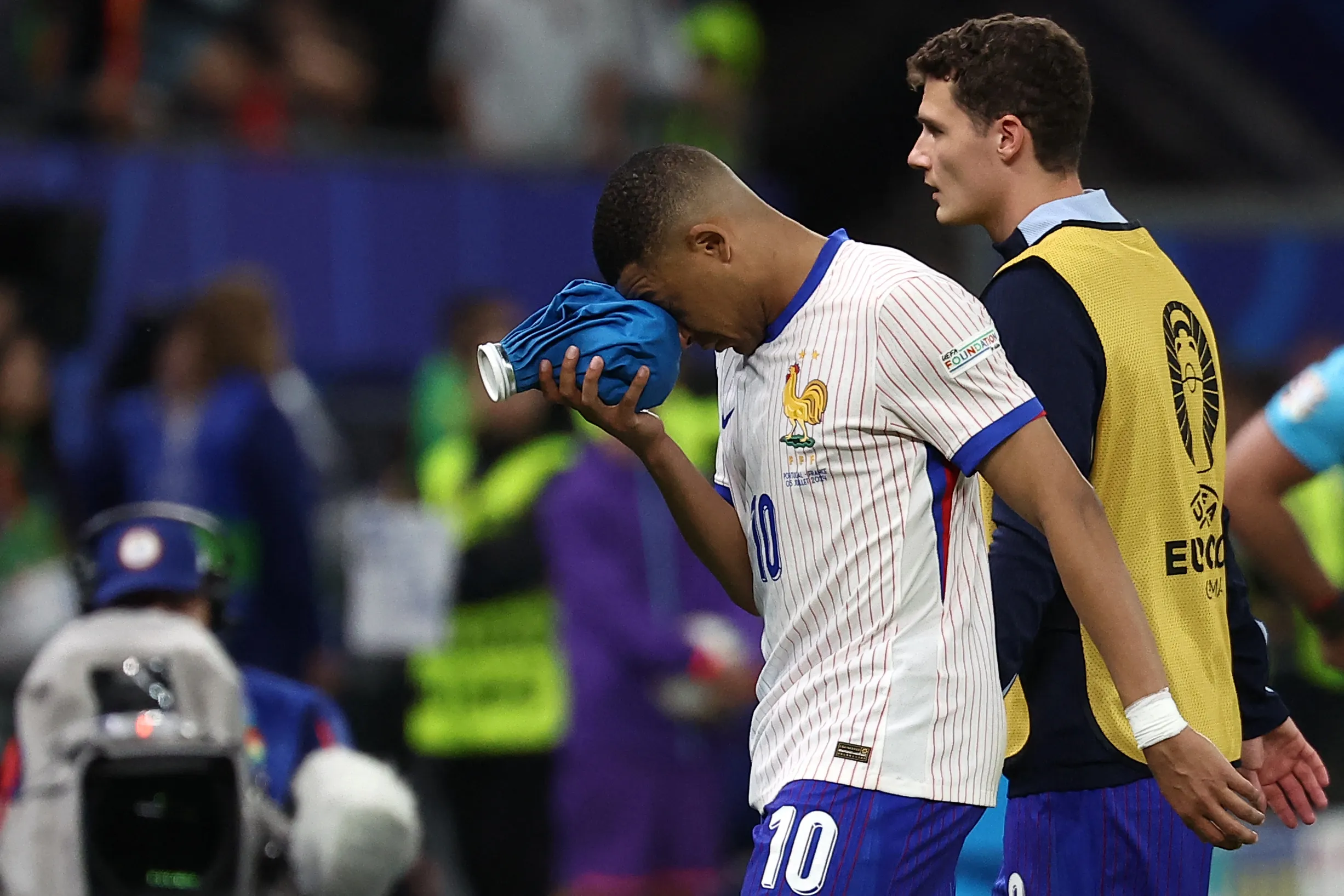 Mbappé deixou jogo contra Portugal na prorrogação com muitas dores no nariz