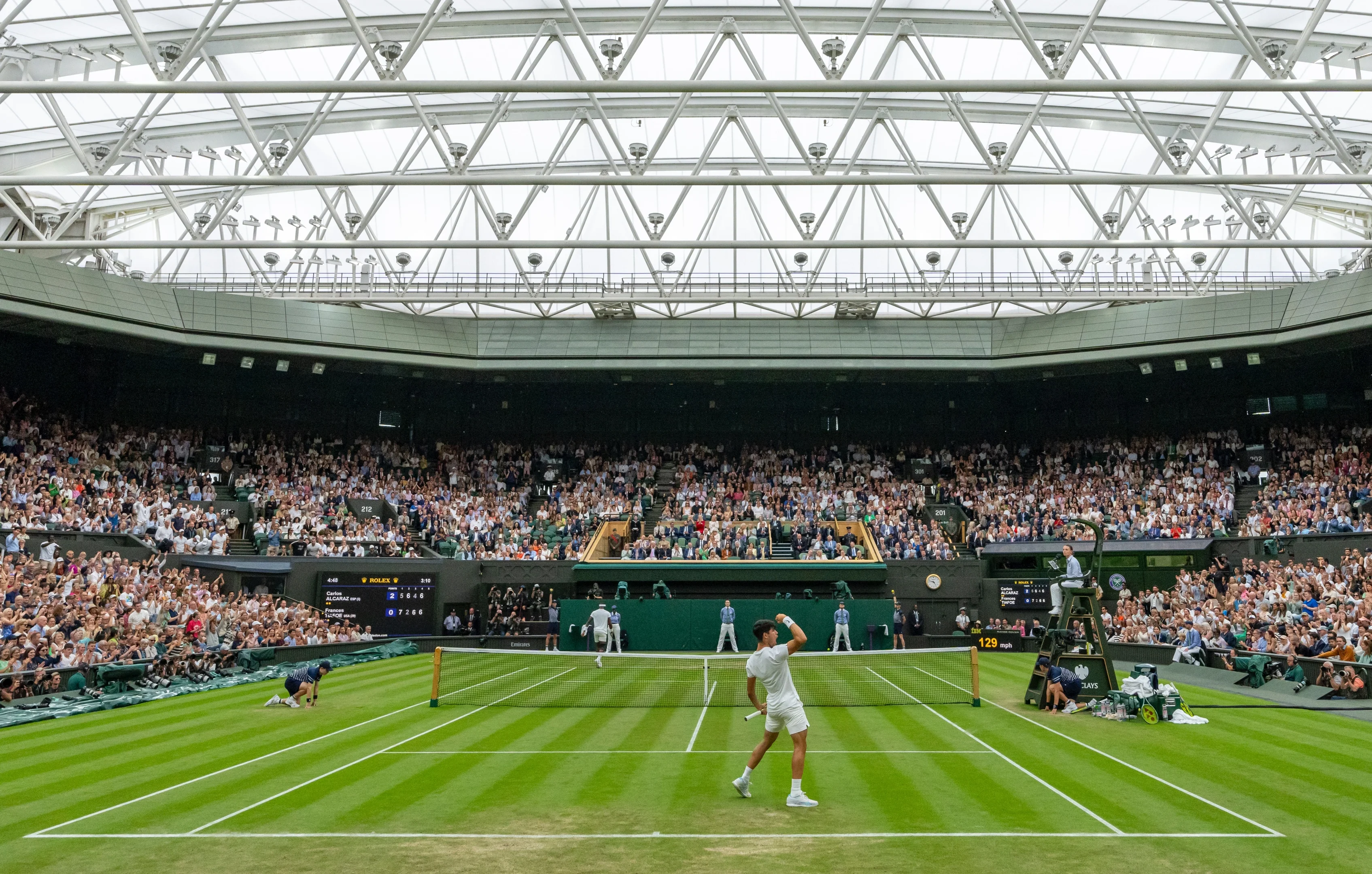 Imagem de Carlos Alcaraz comemorando na quadra central de Wimbledon