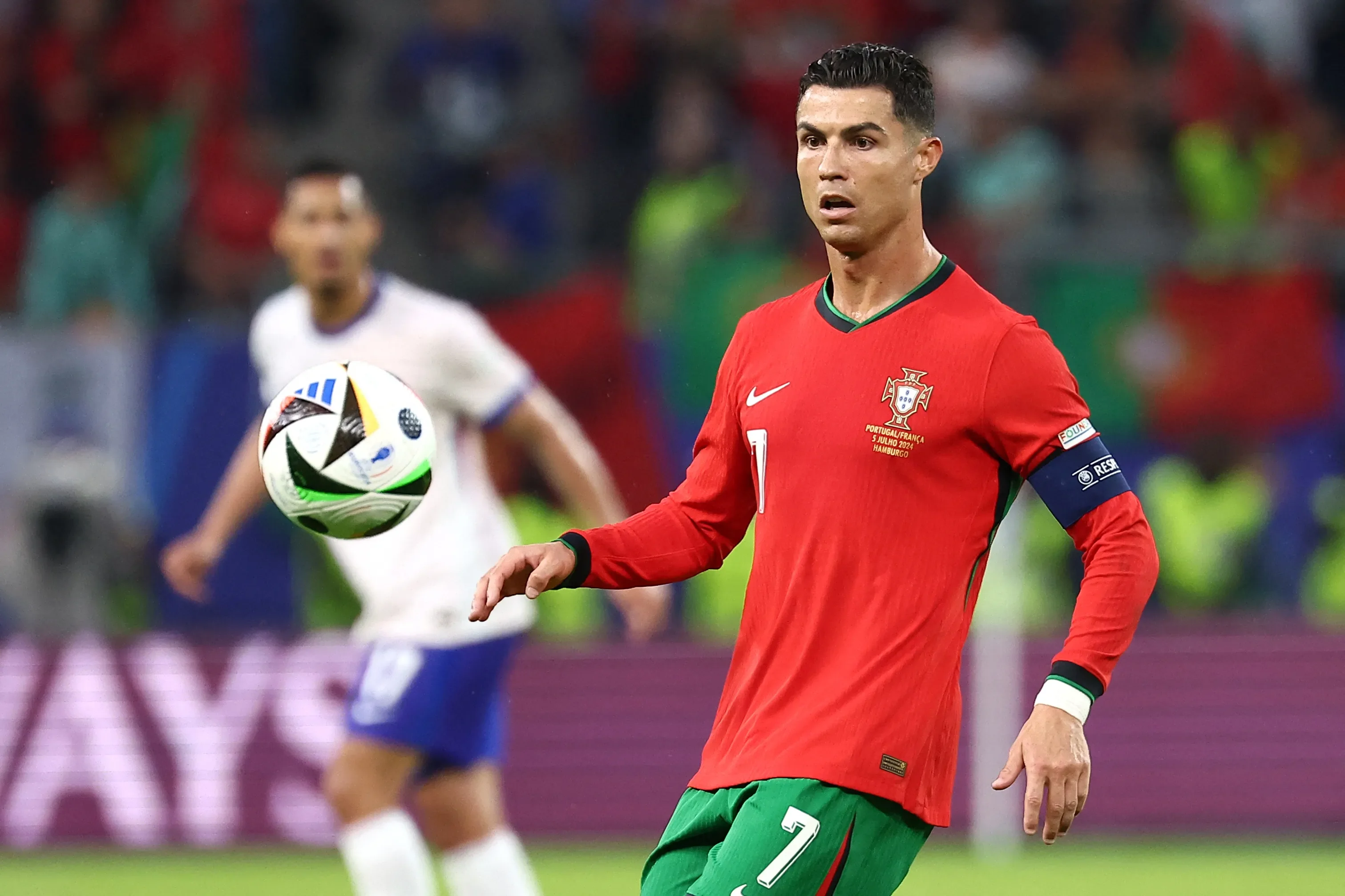 Cristiano Ronaldo em ação contra a França, pela Eurocopa