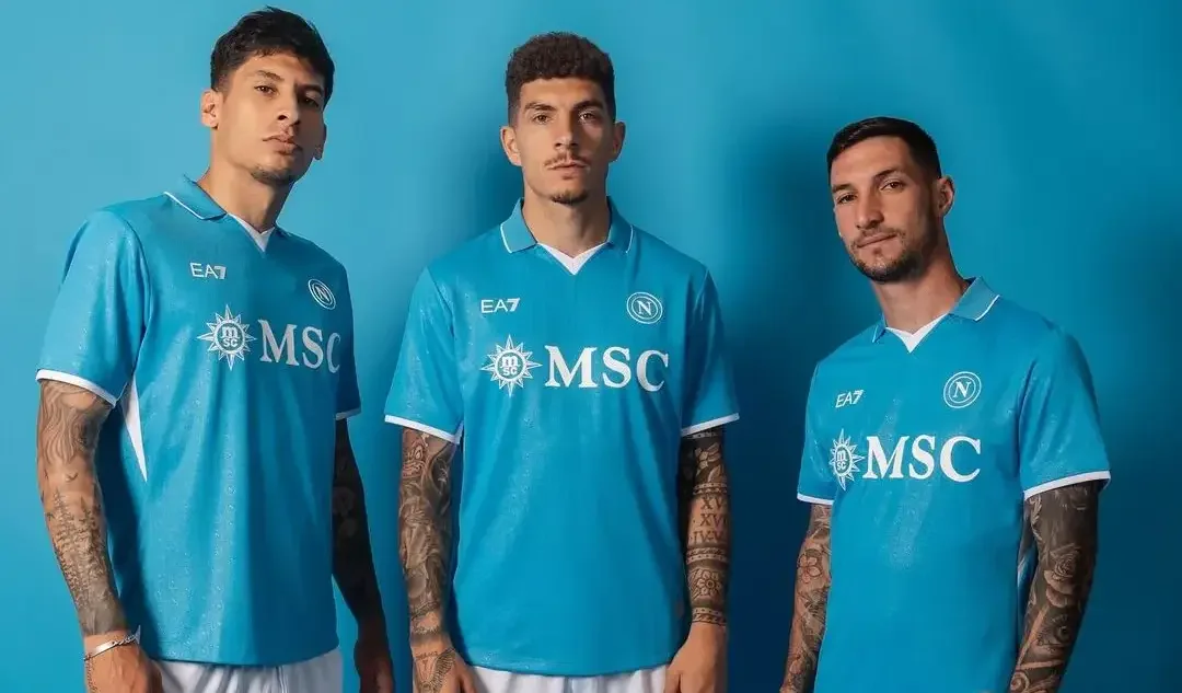 Imagem de jogadores usando a nova camisa do Napoli para a temporada 24 - 25