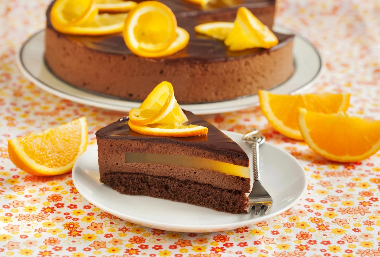 Imagem ilustrativa de bolo de chocolate com laranja.