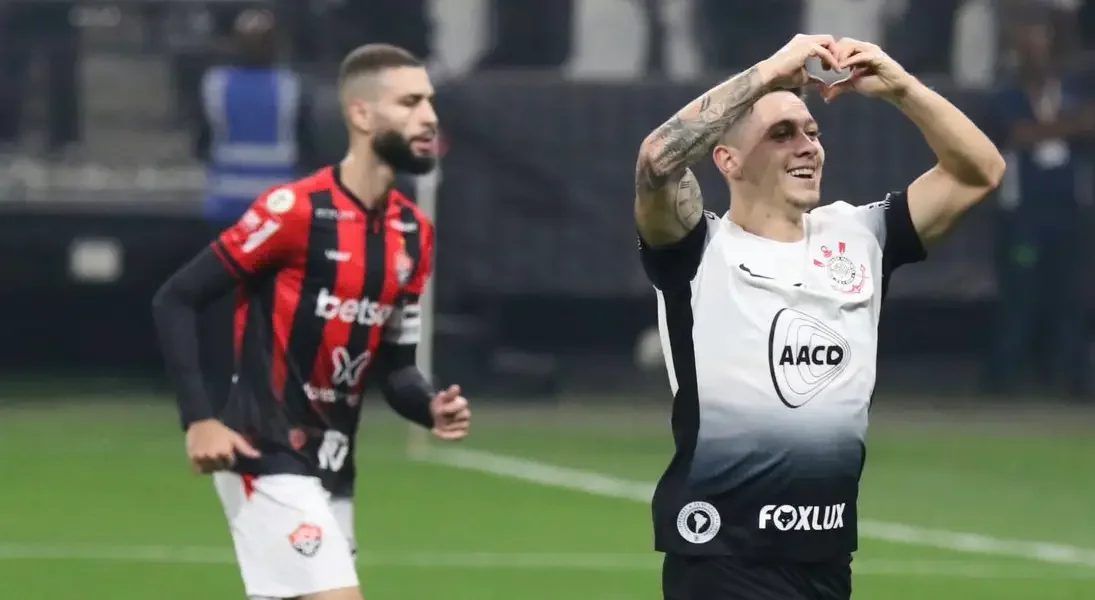 Imagem de Rodrigo Garra comemorando um dos gols do Corinthians sobre o Vitória