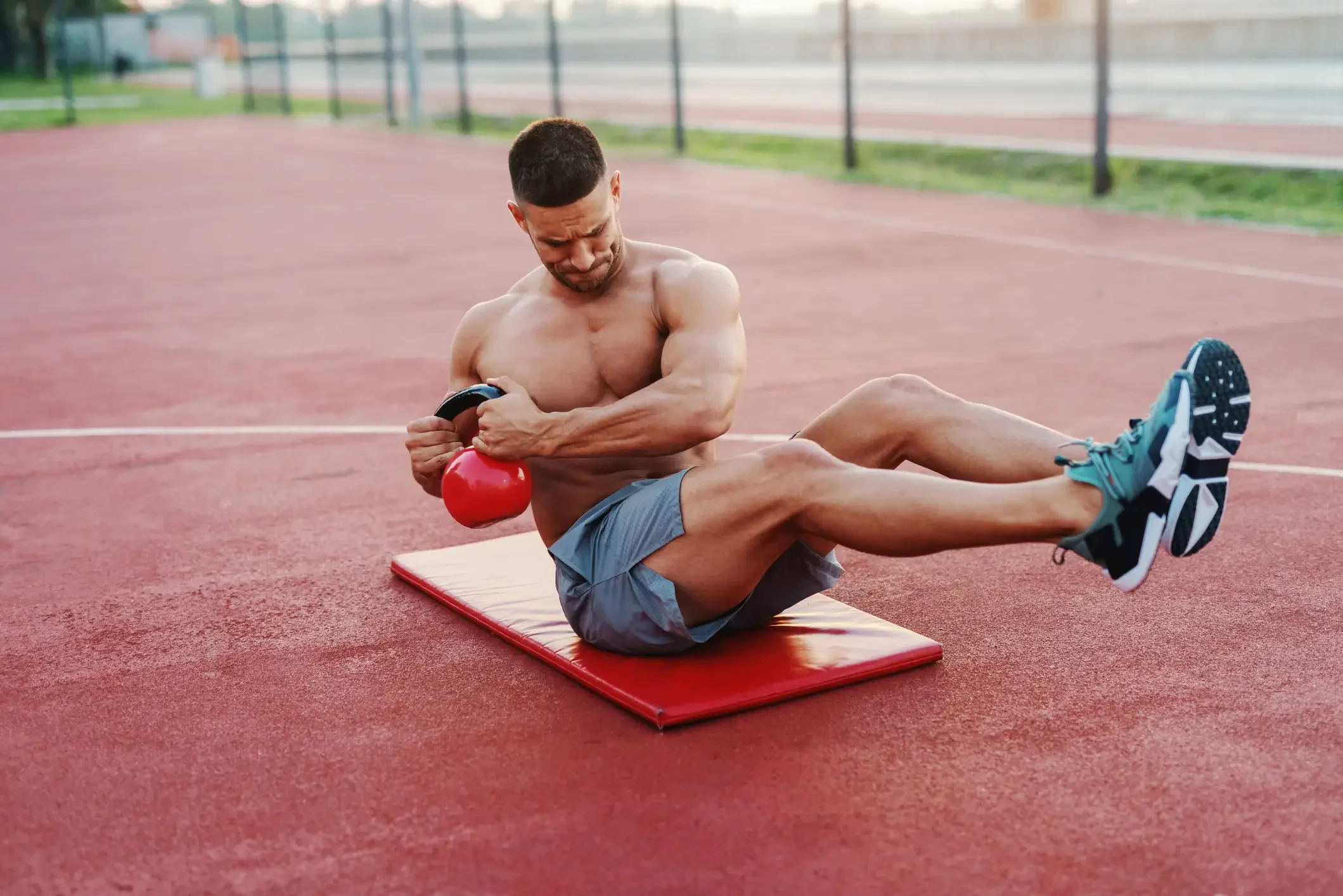 Homem realizando treino de abdominal