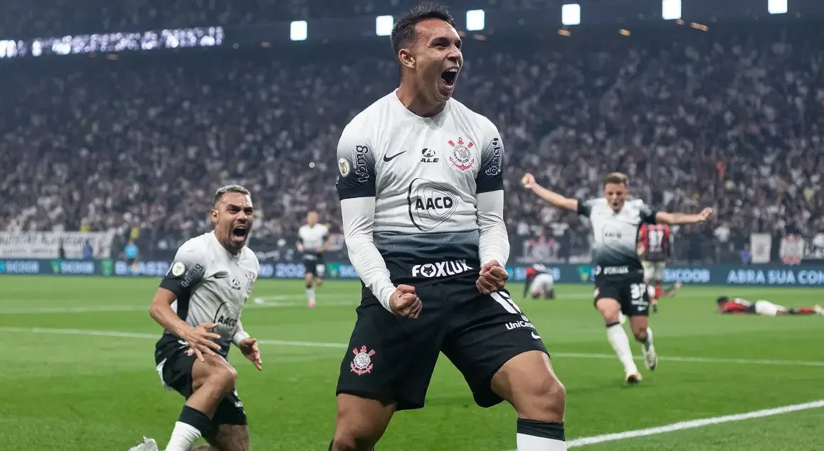 Imagem do jogador Giovani comemorando o terceiro gol do Corinthians sobre o Vitória