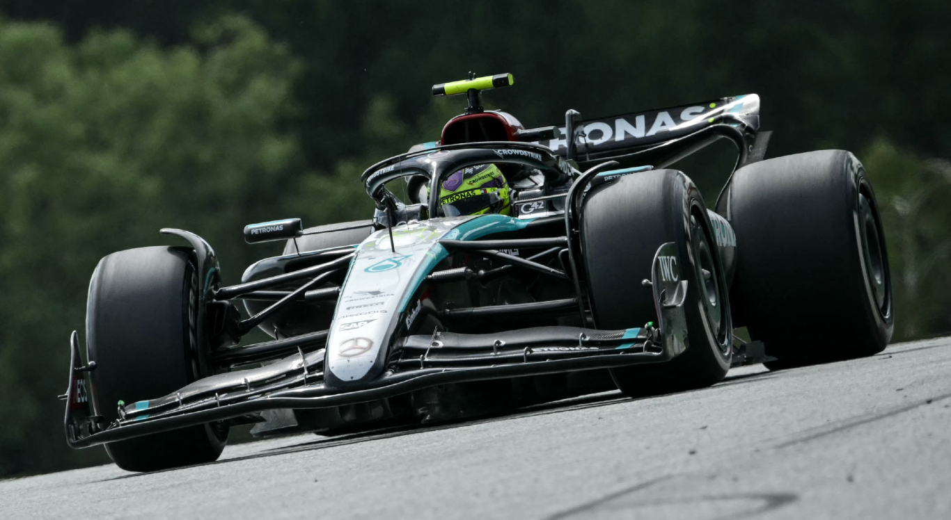 Imagem de Lewis Hamilton pilotando da McLaren no Circuito de Silverstone