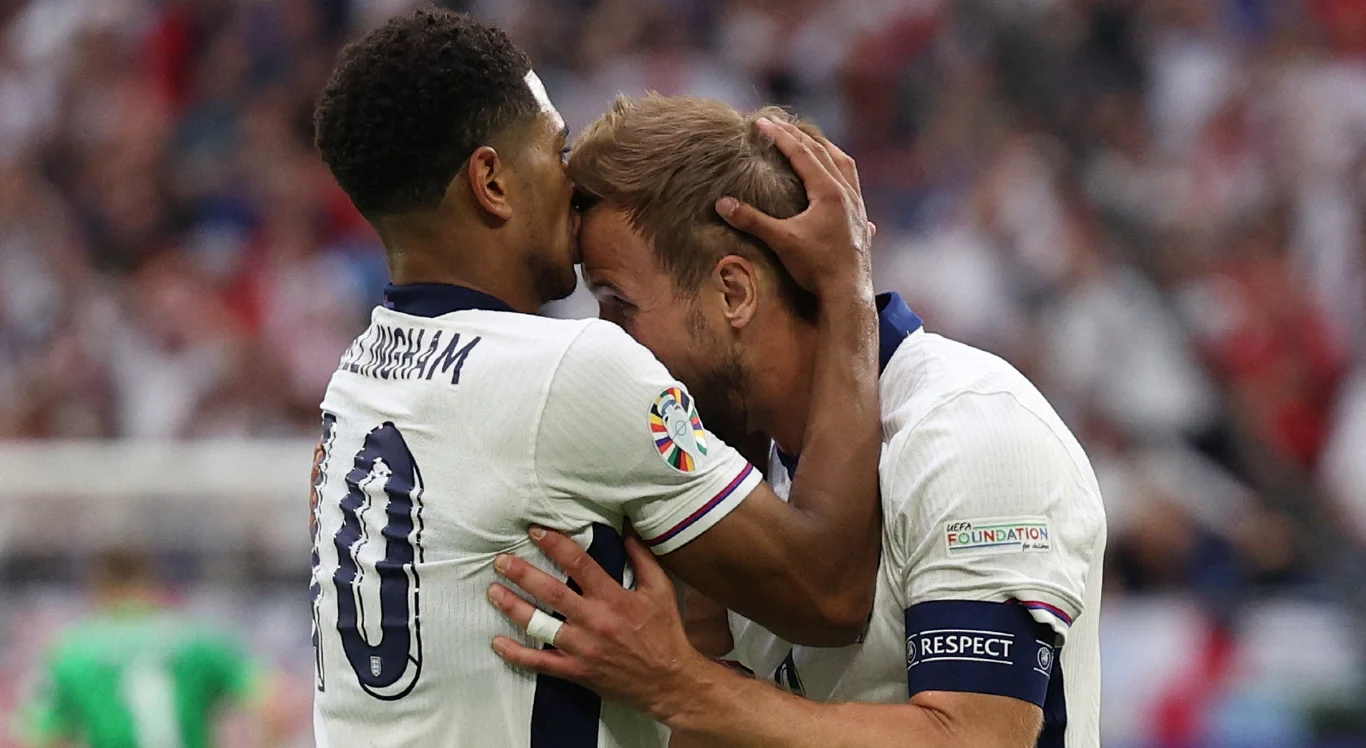 Imagem de Bellingham e Kane, jogadores ingleses, abraçados