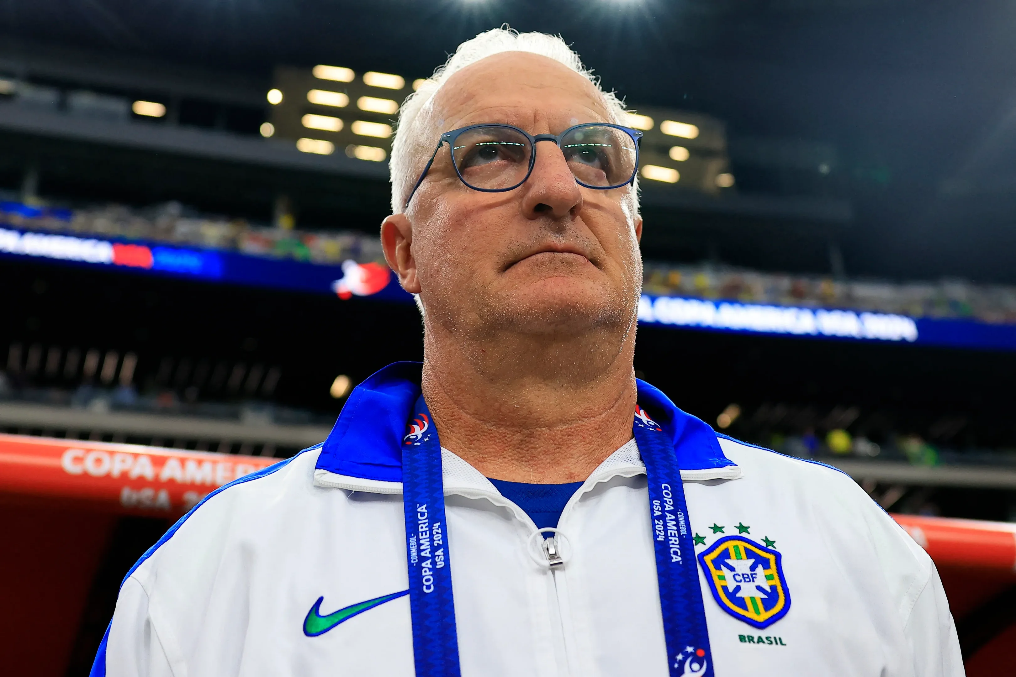 Dorival Júnior usa casaco da Seleção com apenas 4 estrelas