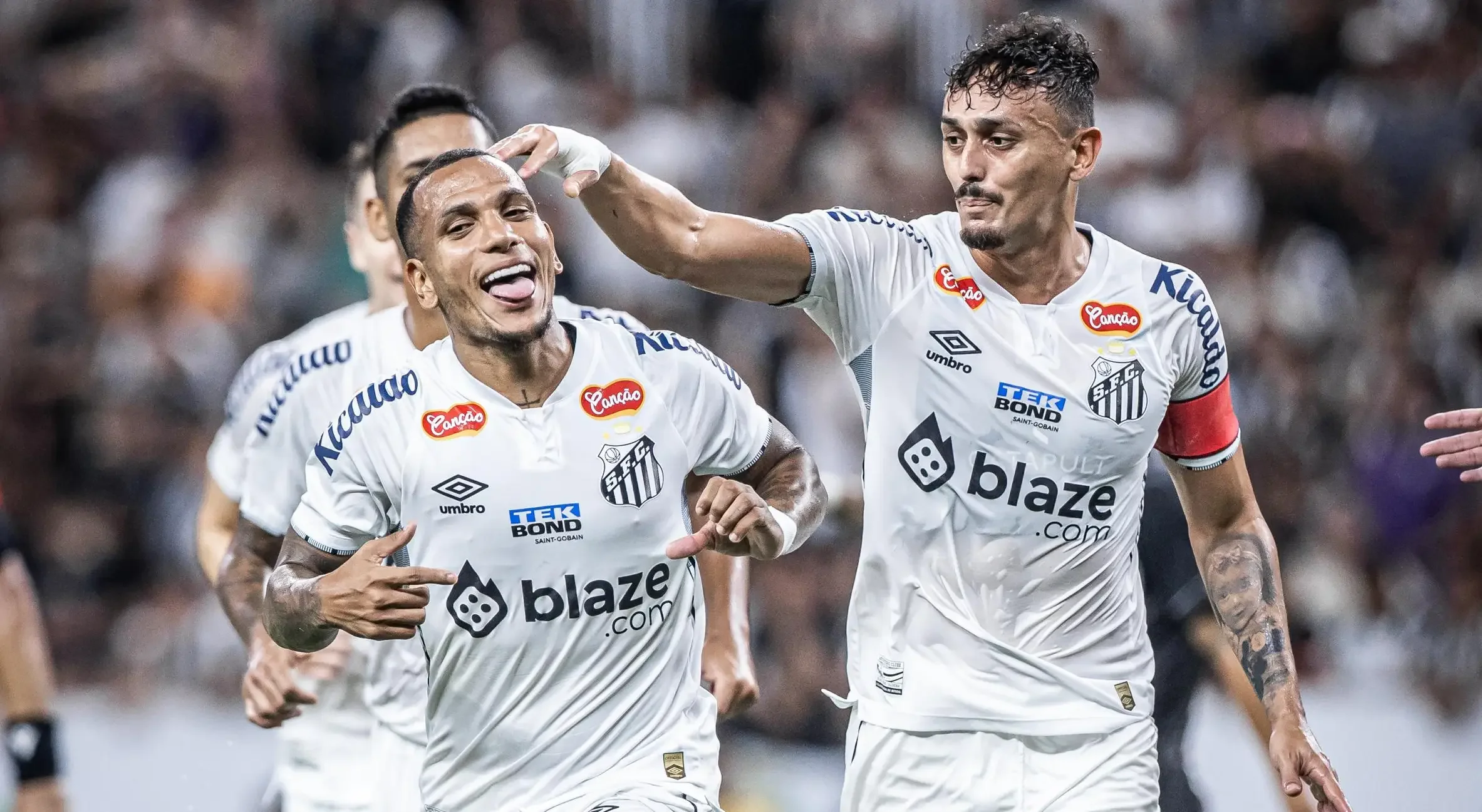 Imagem dos jogadores do Santos comemorando gol pela S&eacute;rie B